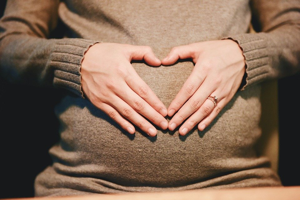 Femme enceinte tenant son ventre. | Image: Pixabay