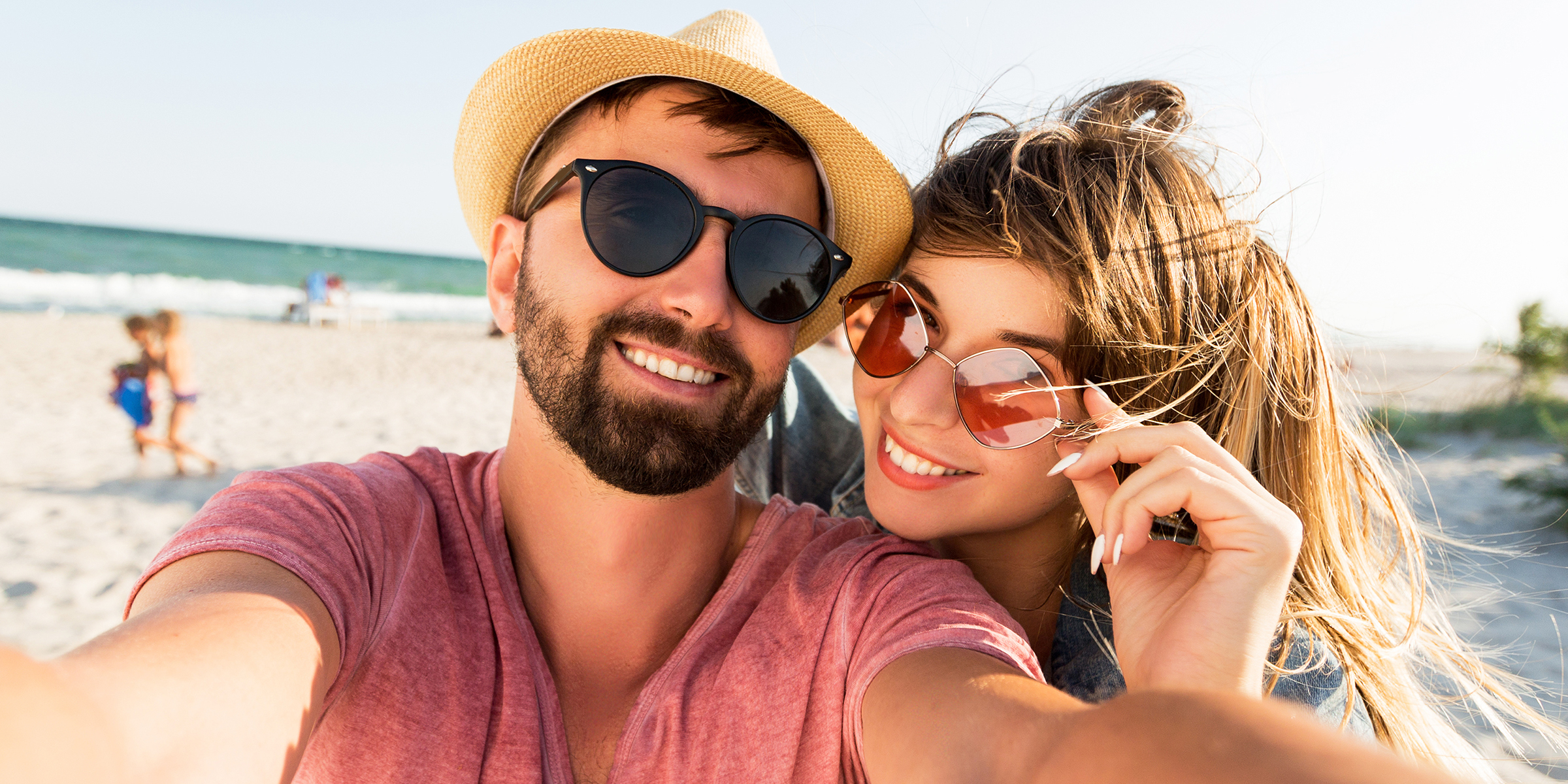 Un couple à la plage | Source : Shutterstock