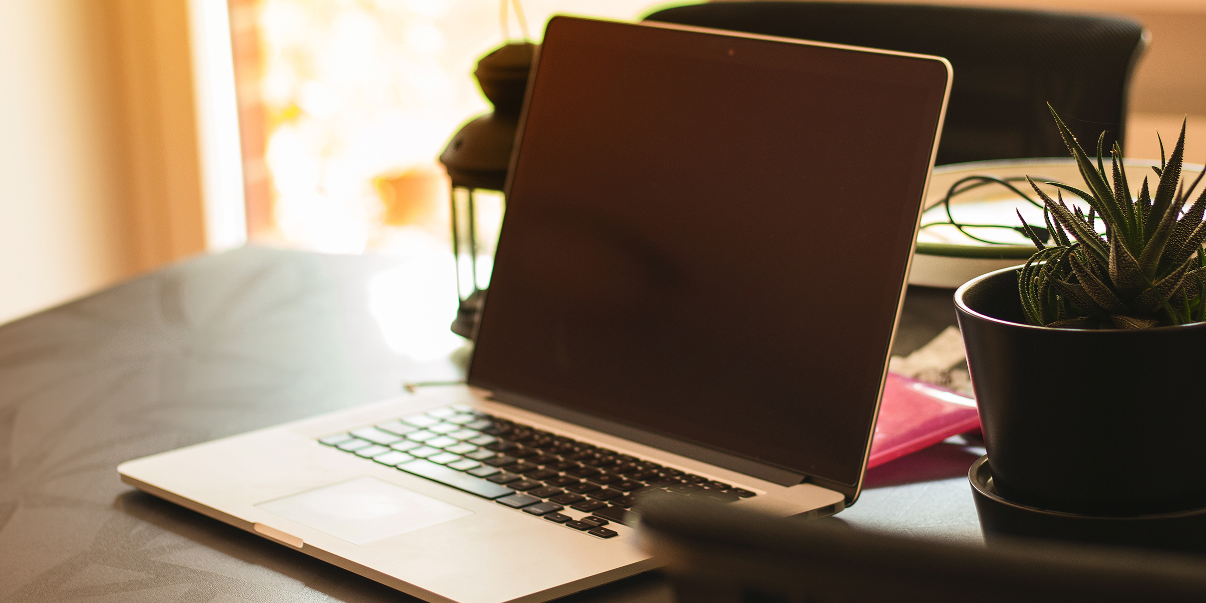 Un ordinateur portable sur une table | Source : Shutterstock