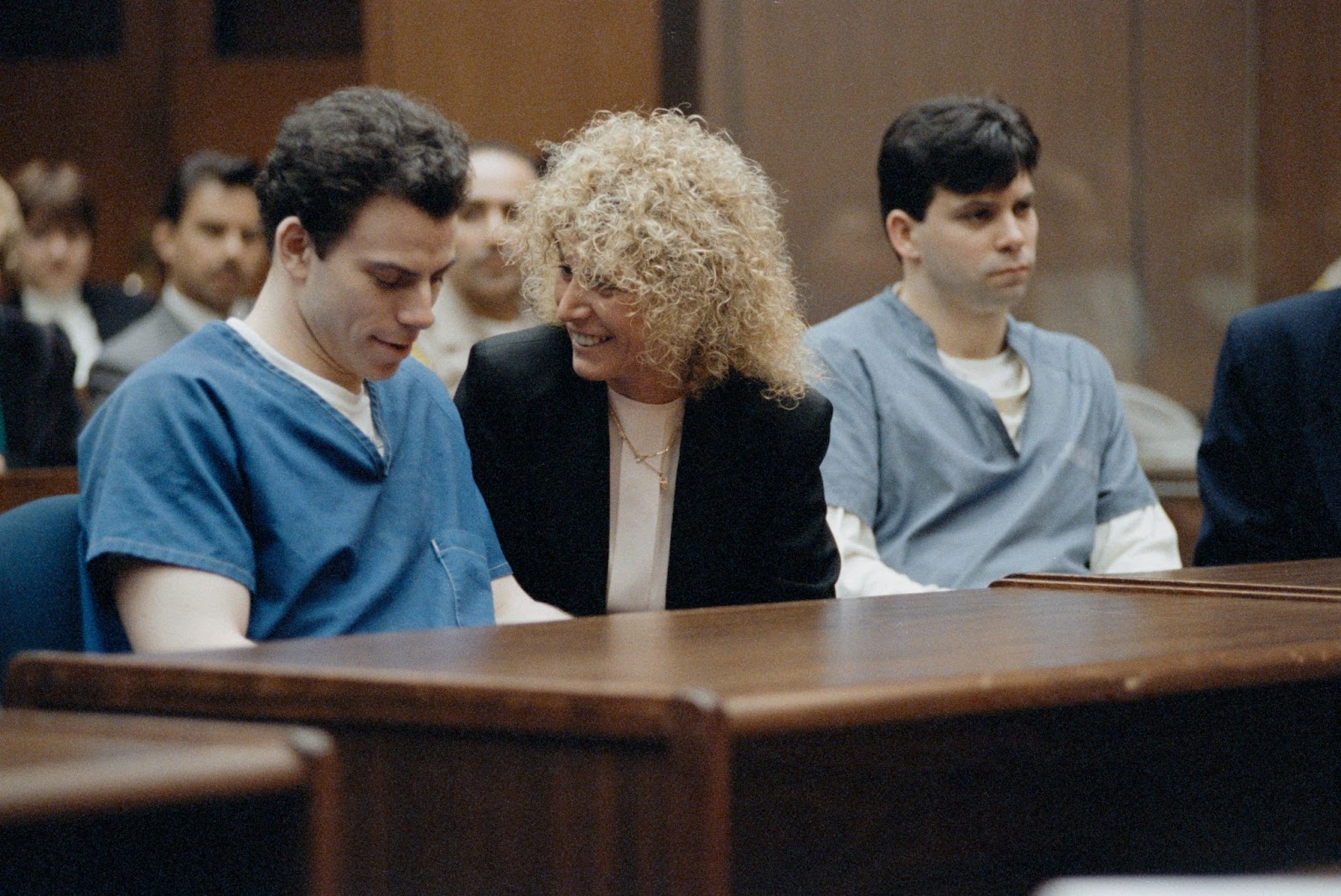 Erik et Lyle Menendez avec leur avocat. | Source : Getty Images