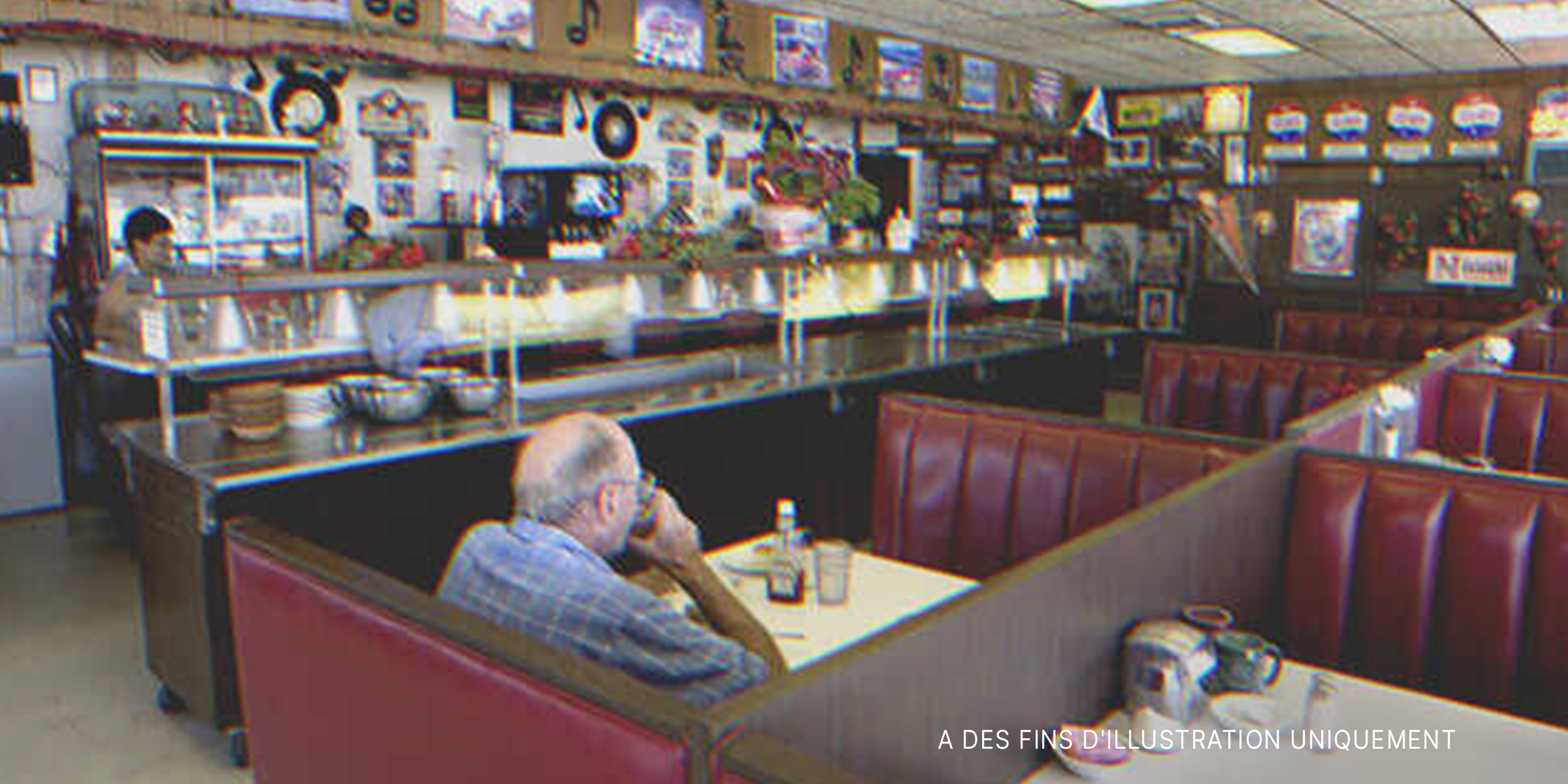 Un homme âgé dans un restaurant | Source : Shutterstock