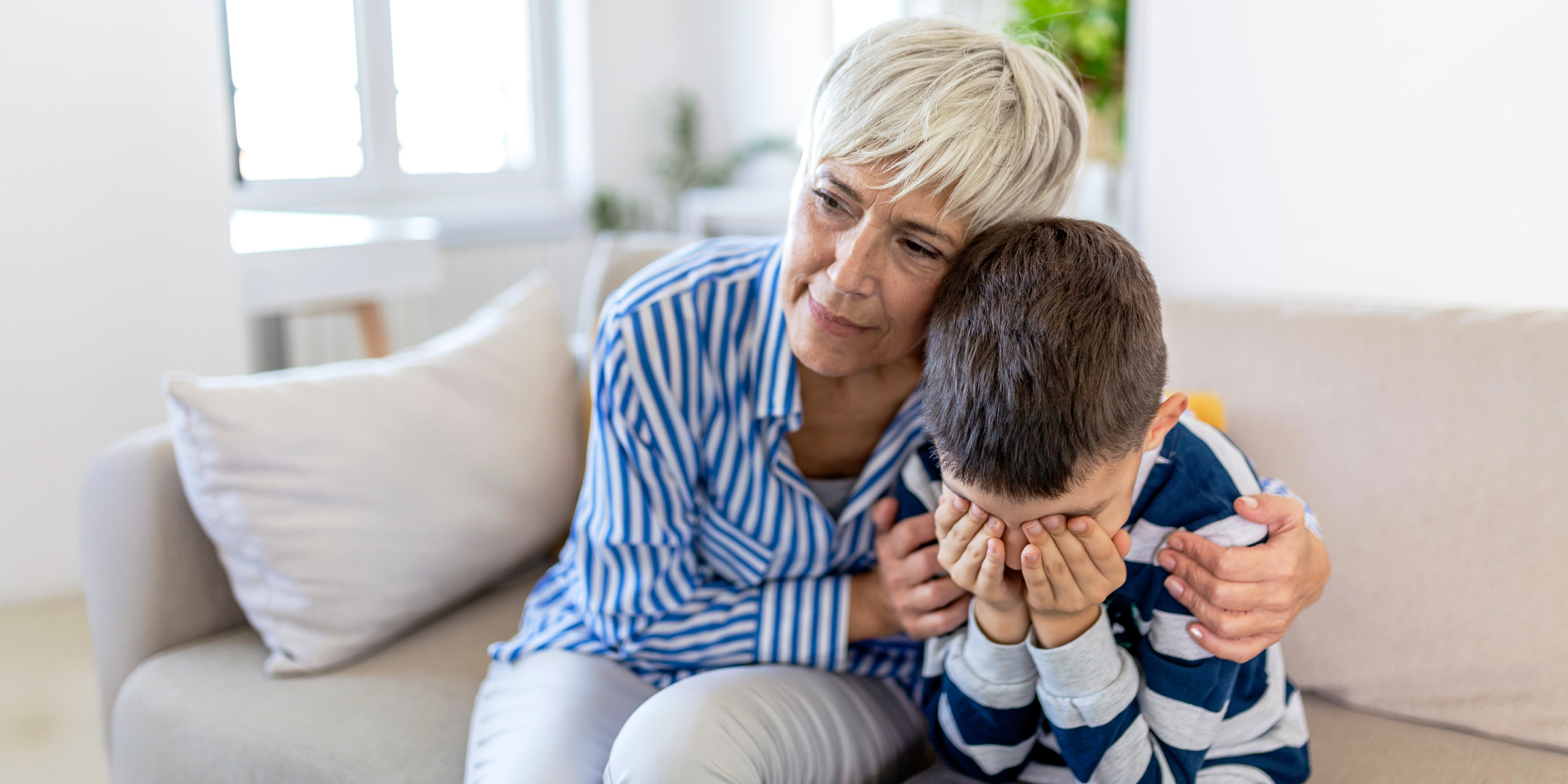 Une femme âgée réconforte son petit-fils | Source : Shutterstock