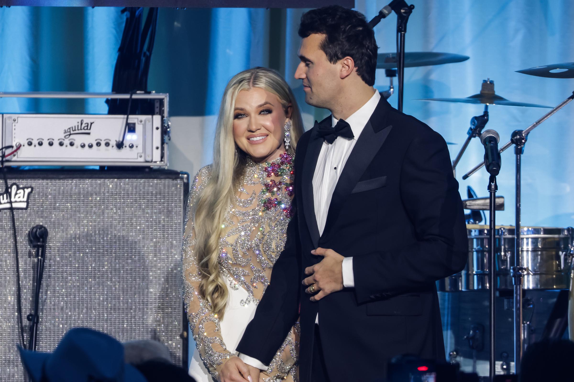 Erika Lane Frantzve et Charlie Kirk sur scène lors du bal inaugural de Turning Point USA à l'hôtel Salamander le 19 janvier 2025 à Washington, DC | Source : Getty Images