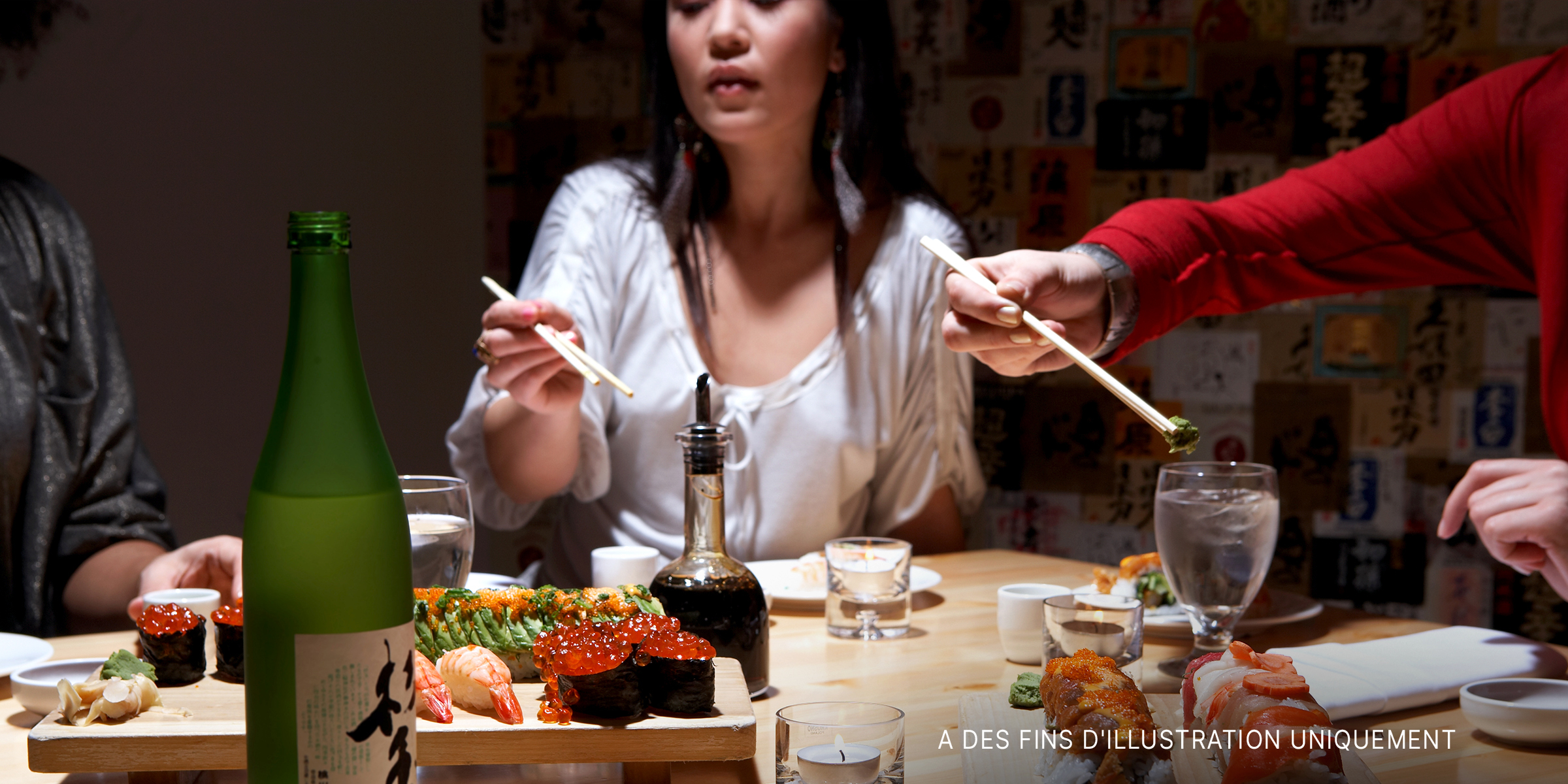 Des gens mangent des sushis dans un restaurant | Source : Shutterstock