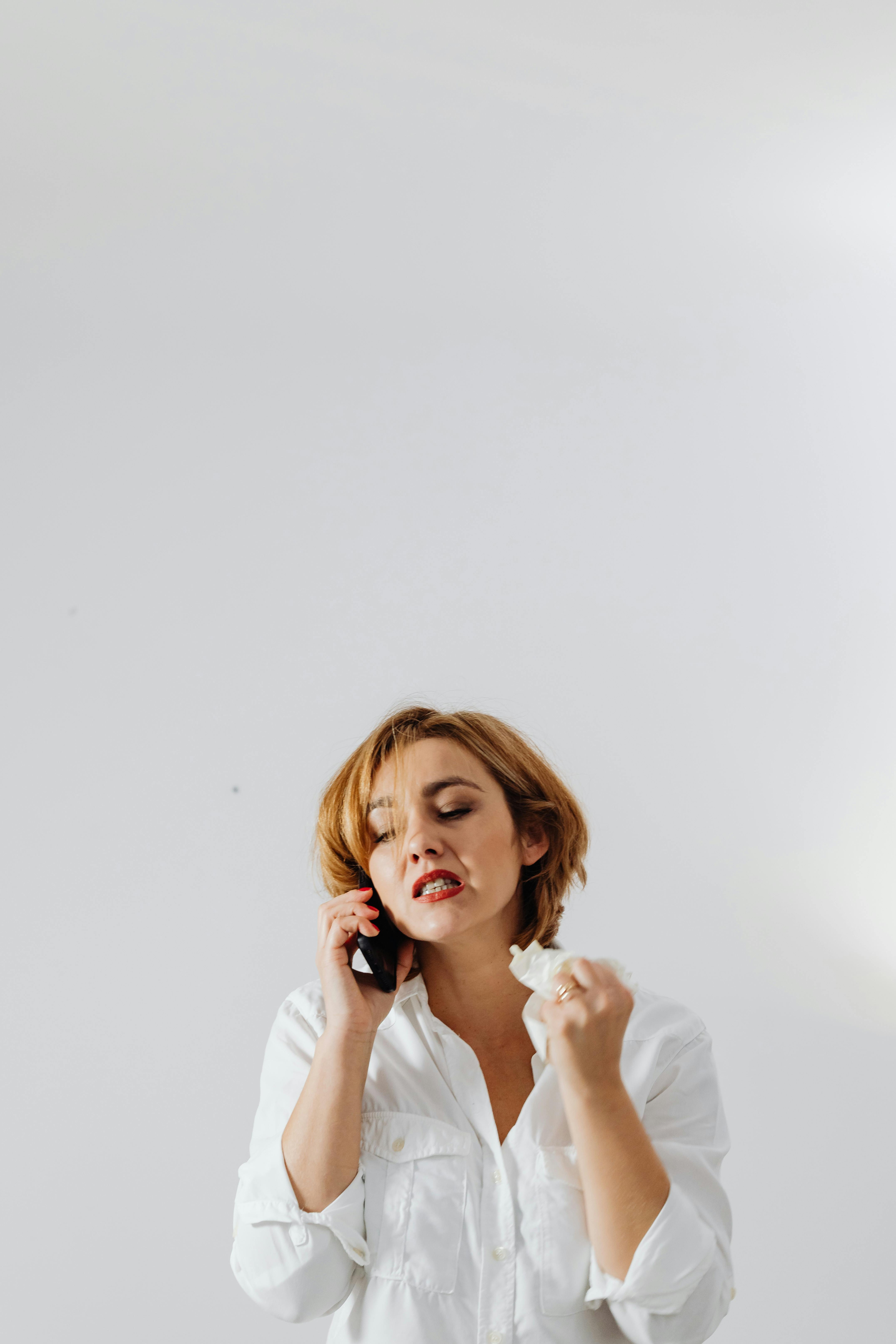 Une femme irritée parle au téléphone | Source : Pexels