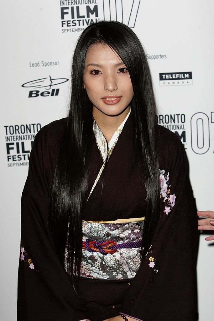 L'actrice Sei Ashina est interviewée alors qu'elle arrive à la première projection de "Silk" lors du Festival international du film de Toronto 2007 qui a eu lieu au Elgin Theatre le 11 septembre 2007 à Toronto, Canada. | Photo : Getty Images