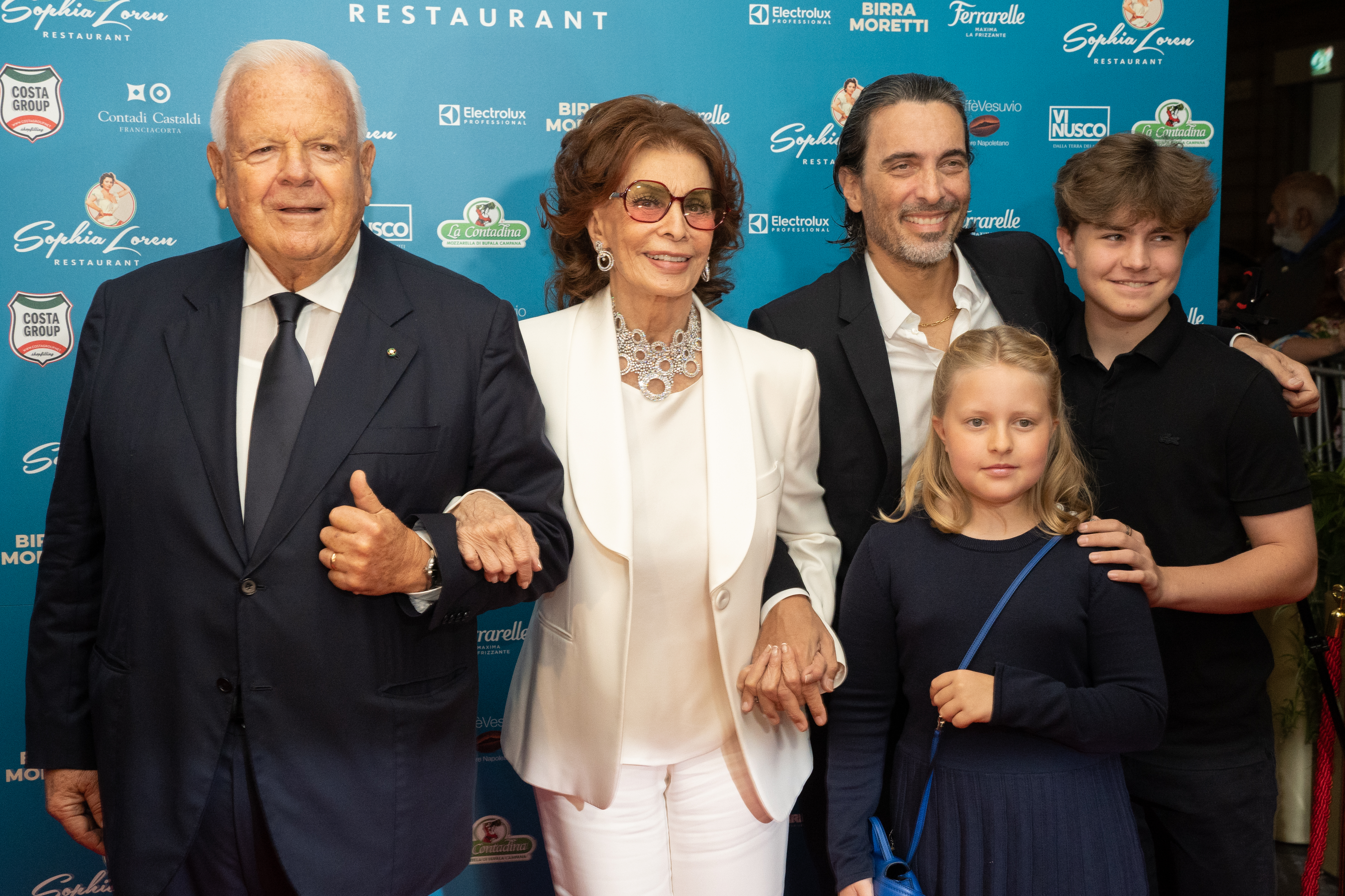 Luciano Cimmino, Sophia Loren, Carlo Ponti Jr. et les petits-enfants Beatrice et Vittorio à Milan, Italie, le 10 octobre 2022 | Source : Getty Images