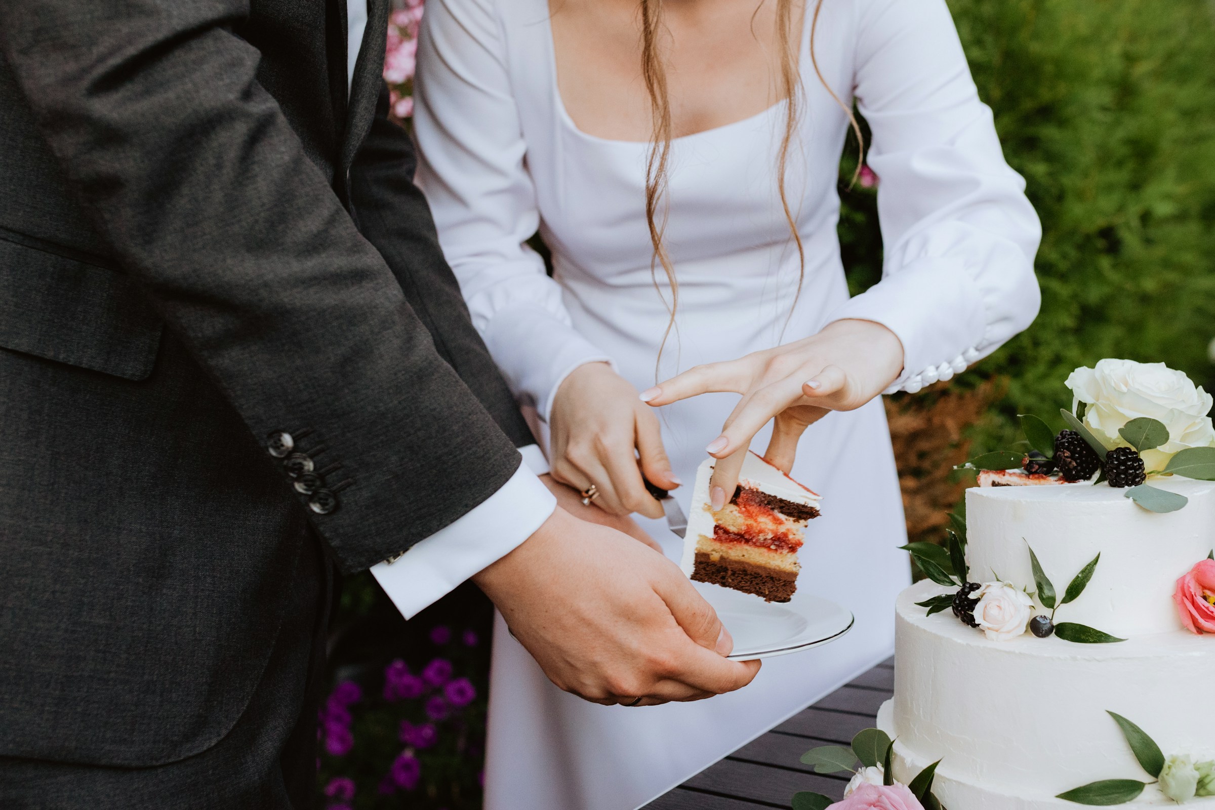 Un couple découpe son gâteau de mariage | Source : Unsplash