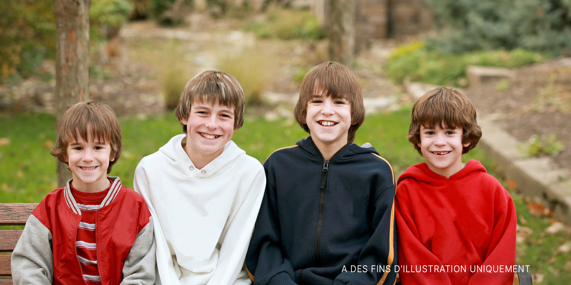 Quatre garçons qui posent en souriant | Source : Shutterstock