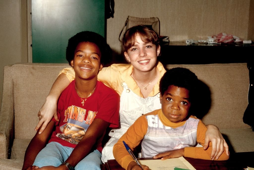 Gary Coleman pose pour un portrait avec ses co-stars Dana Plato et Todd Bridges alors qu'il étudie sur le plateau de son émission 'Diff'rent Strokes' en février 1980 à Los Angeles | Photo : Getty Images