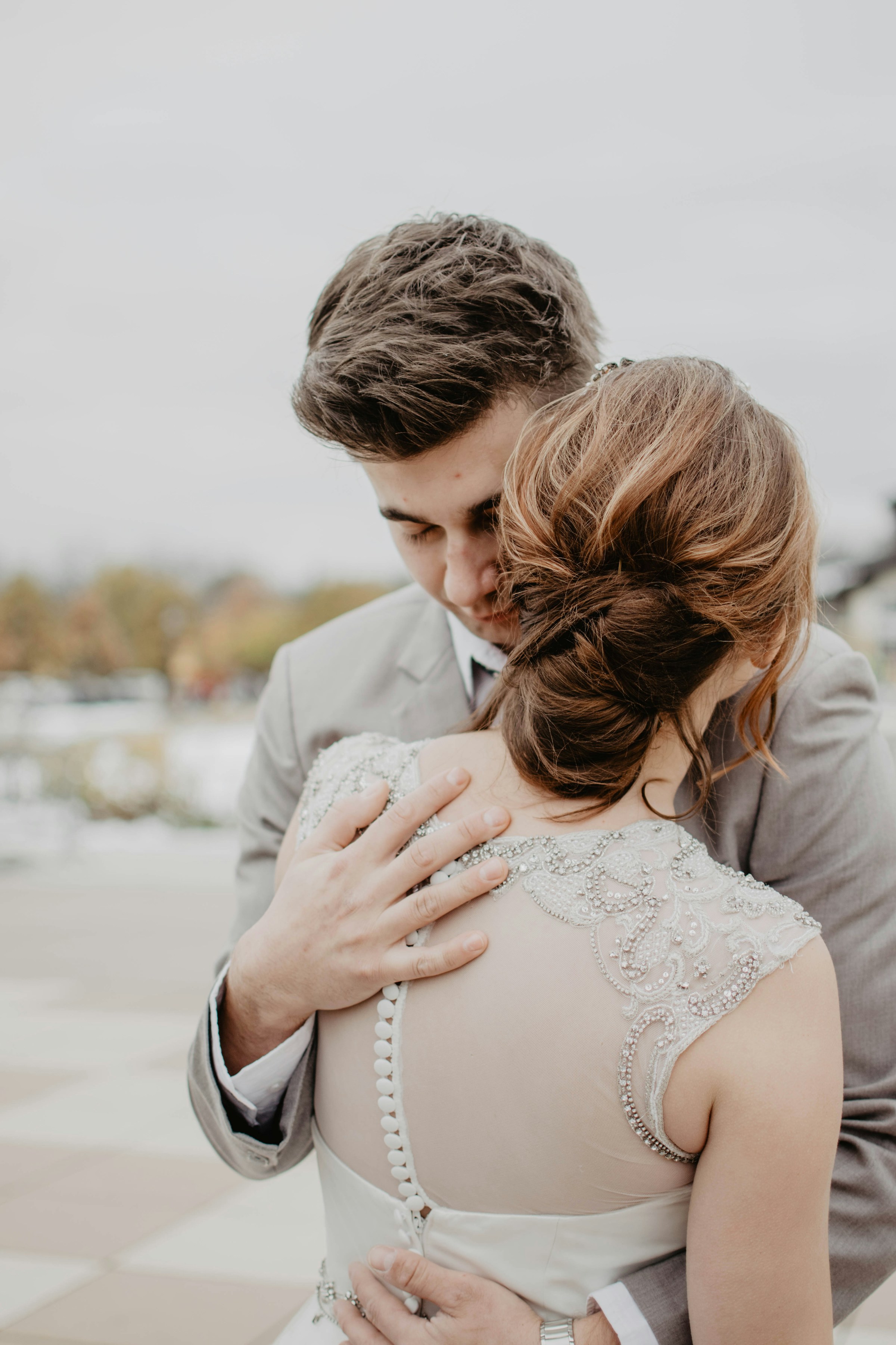 Un couple de jeunes mariés s'embrassant l'un l'autre | Source : Unsplash