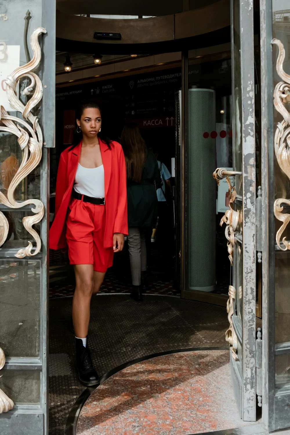 Une femme confiante qui marche | Source : Pexels