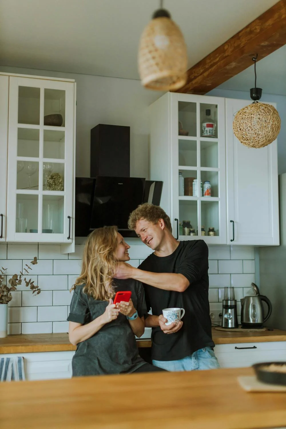 Un couple dans sa cuisine | Source : Pexels