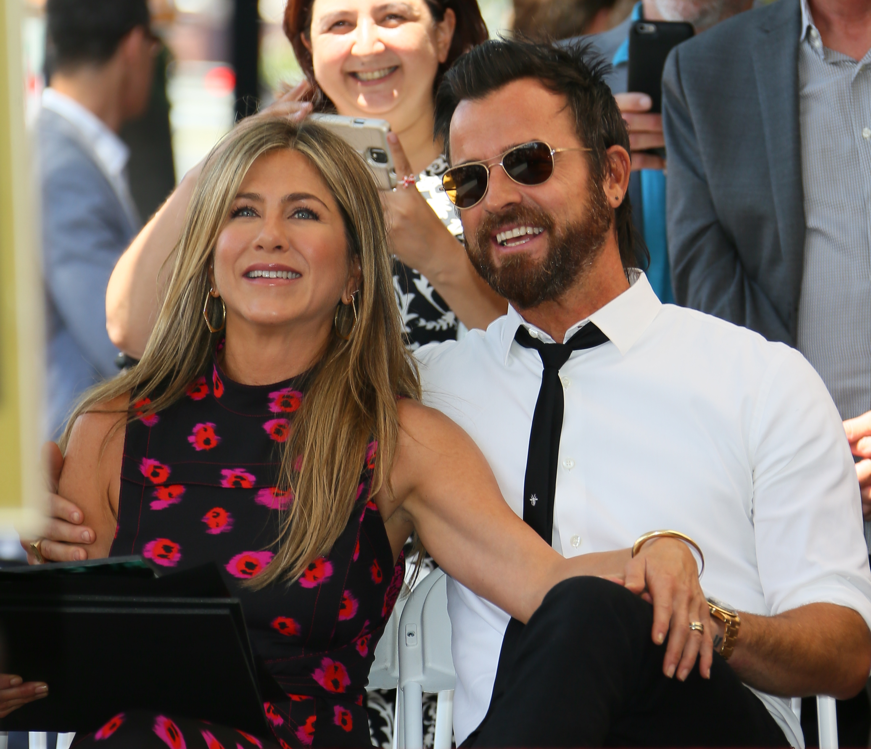 Jennifer Aniston et Justin Theroux assistent à la cérémonie en l'honneur de Jason Bateman avec Star On The Hollywood Walk Of Fame le 25 juillet 2017 à Hollywood, Californie | Source : Getty Images