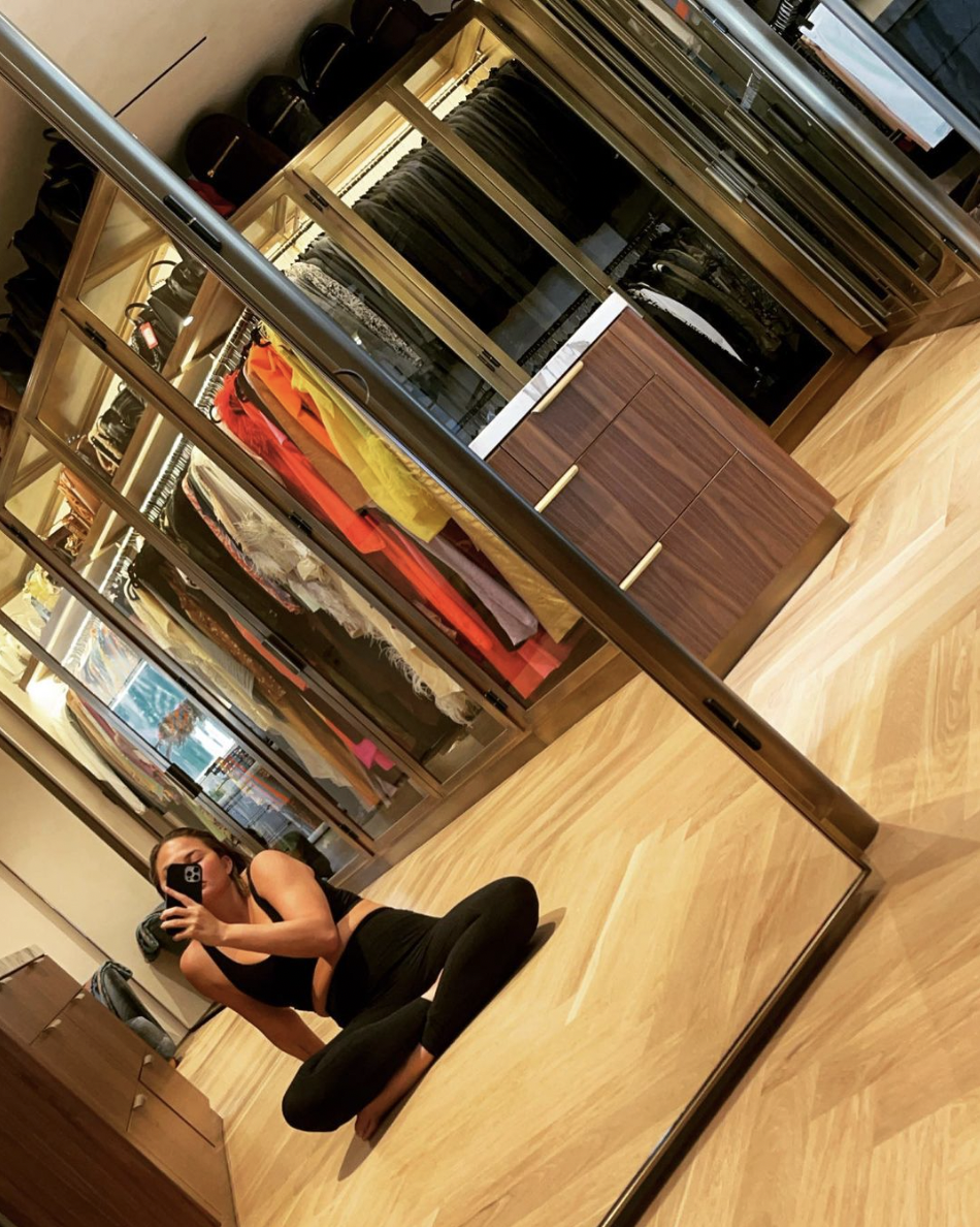 Le selfie miroir de Chrissy Teigen, daté de septembre 2021. | Source : Instagram/ChrissyTeigen