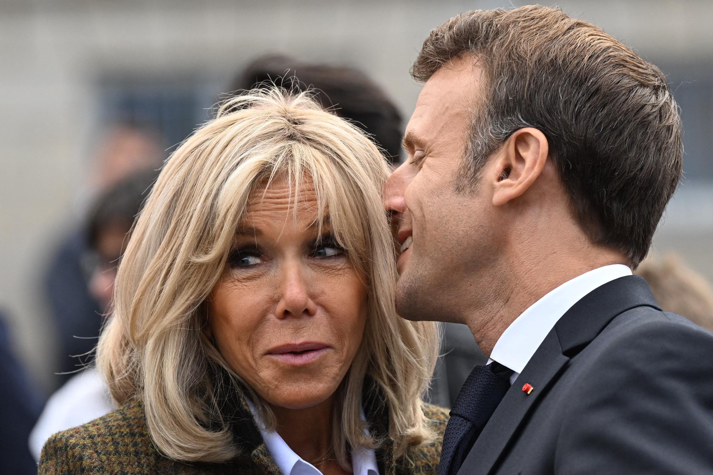 Lors d'une visite à Guéret le 16 septembre 2022, pour les Journées européennes du patrimoine, Emmanuel s'est penché tout près de Brigitte. Si son rôle de première dame de France a évolué au fil des ans, elle est restée une figure constante à ses côtés lors des événements officiels et des engagements publics.