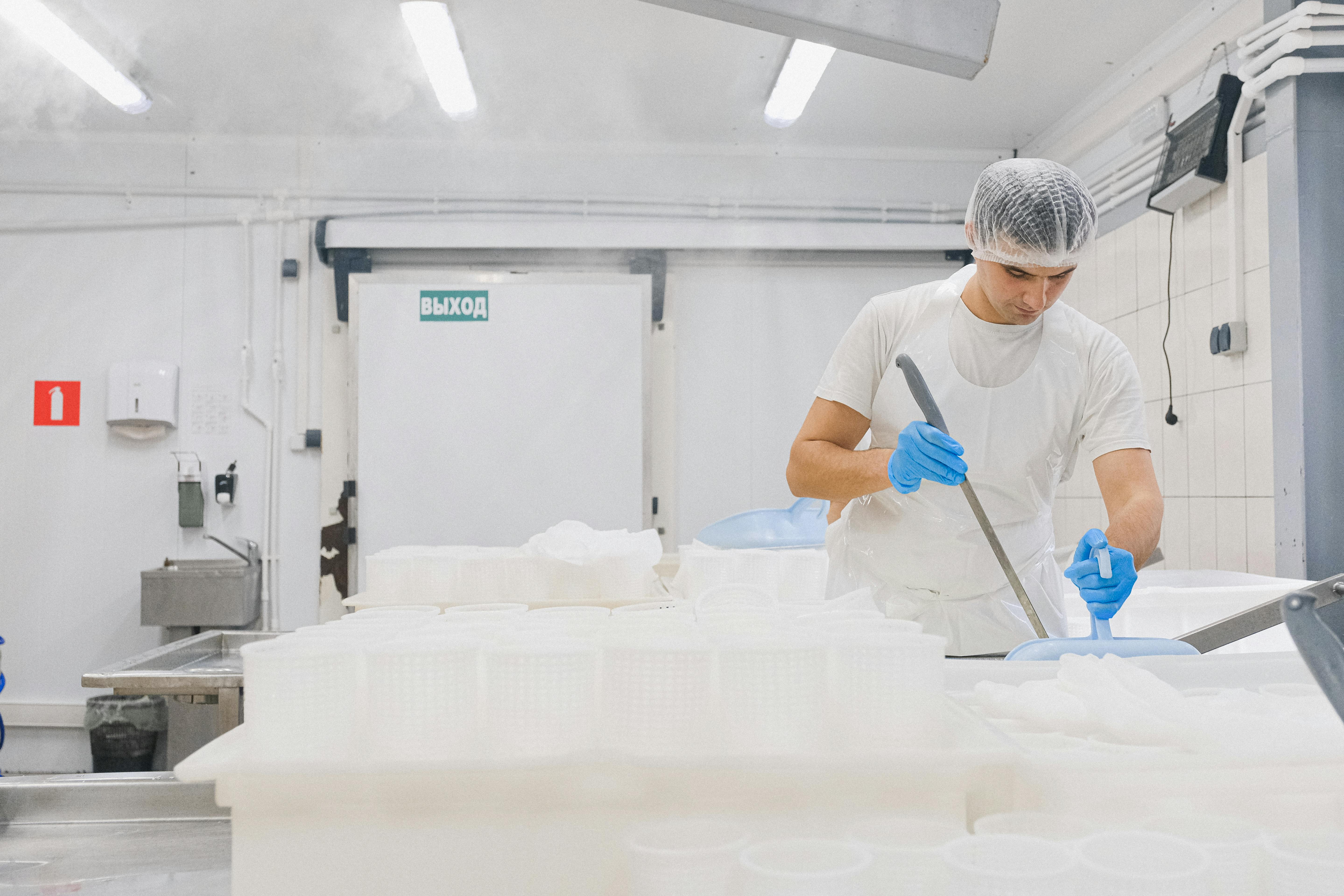 Un homme travaillant dans une fromagerie | Source : Pexels