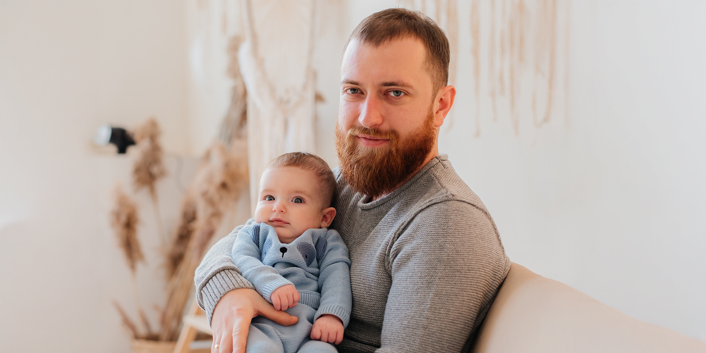 Un homme tenant un bébé | Source : Shutterstock