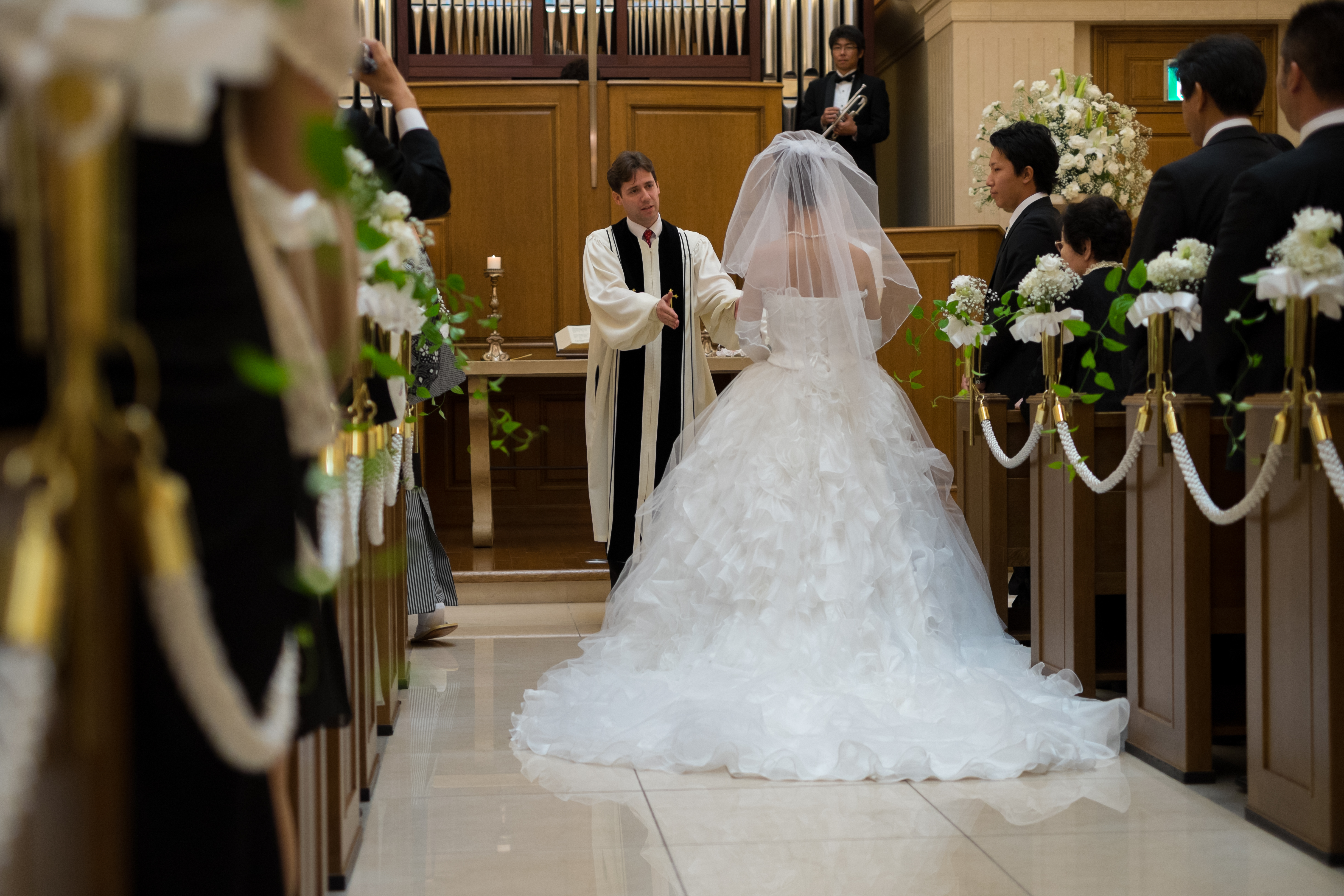 Un père bénit la mariée | Source : Shutterstock