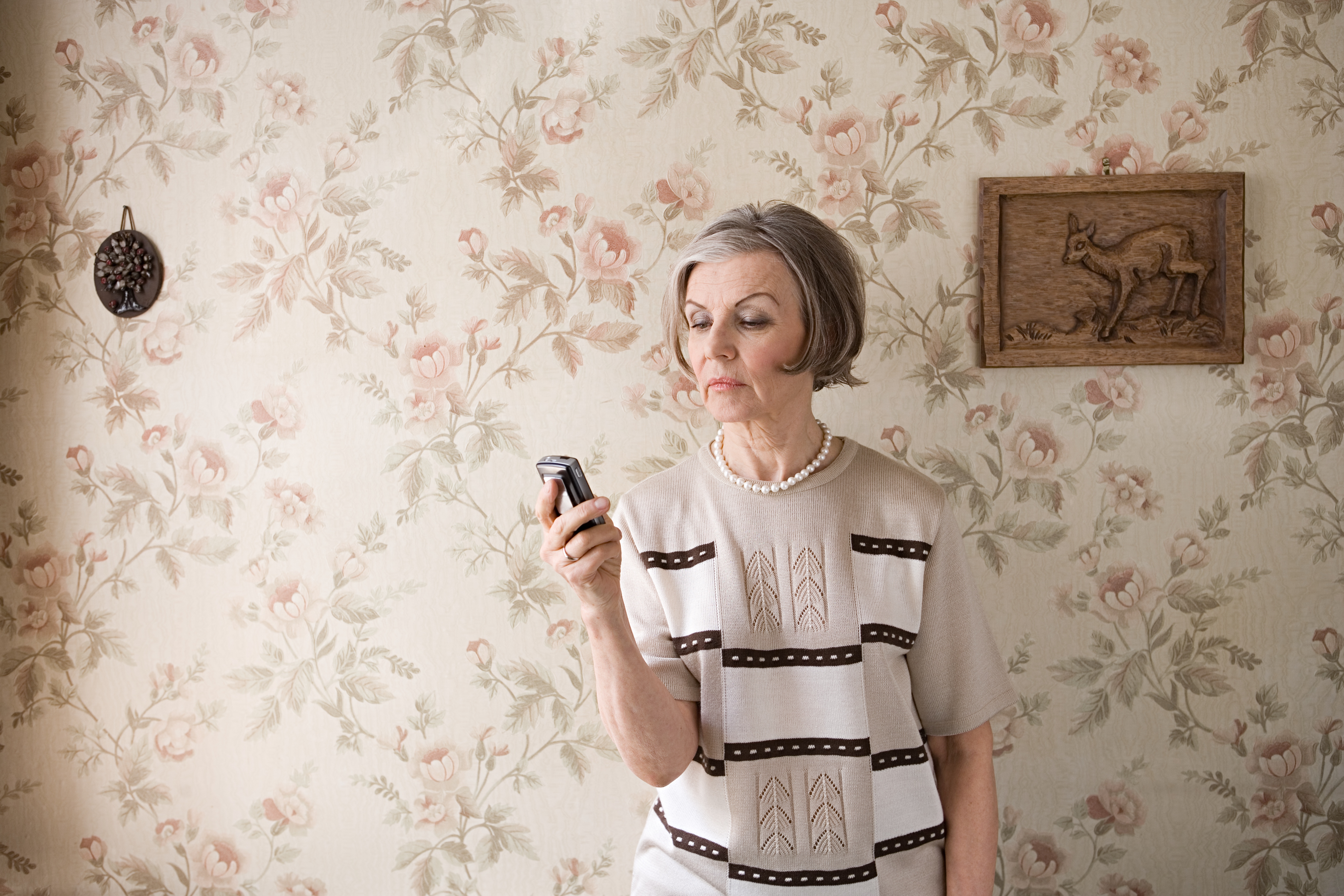 Une femme âgée avec un téléphone portable | Source : Getty Images