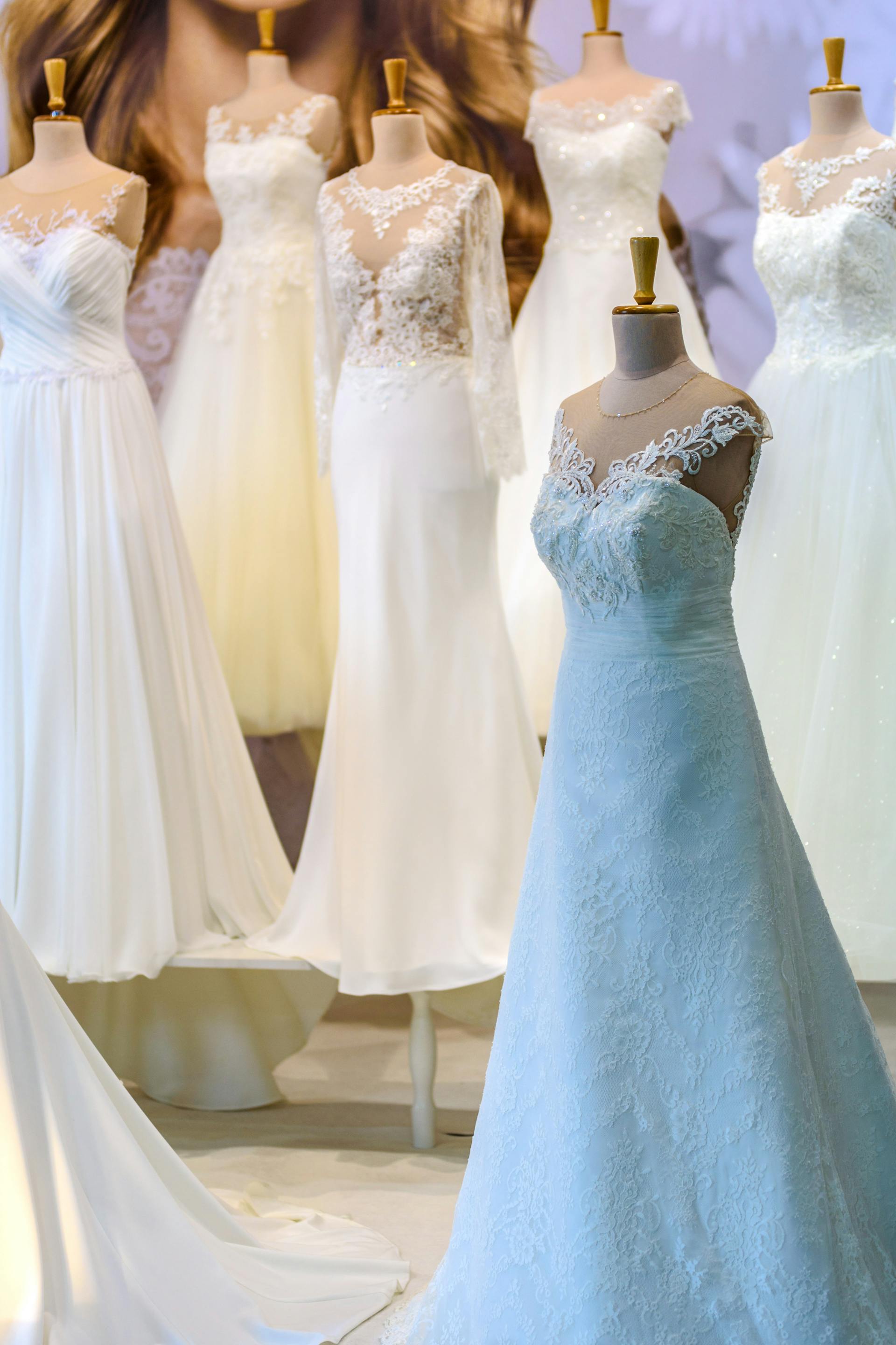 Différentes robes de mariée sur des mannequins | Source : Pexels