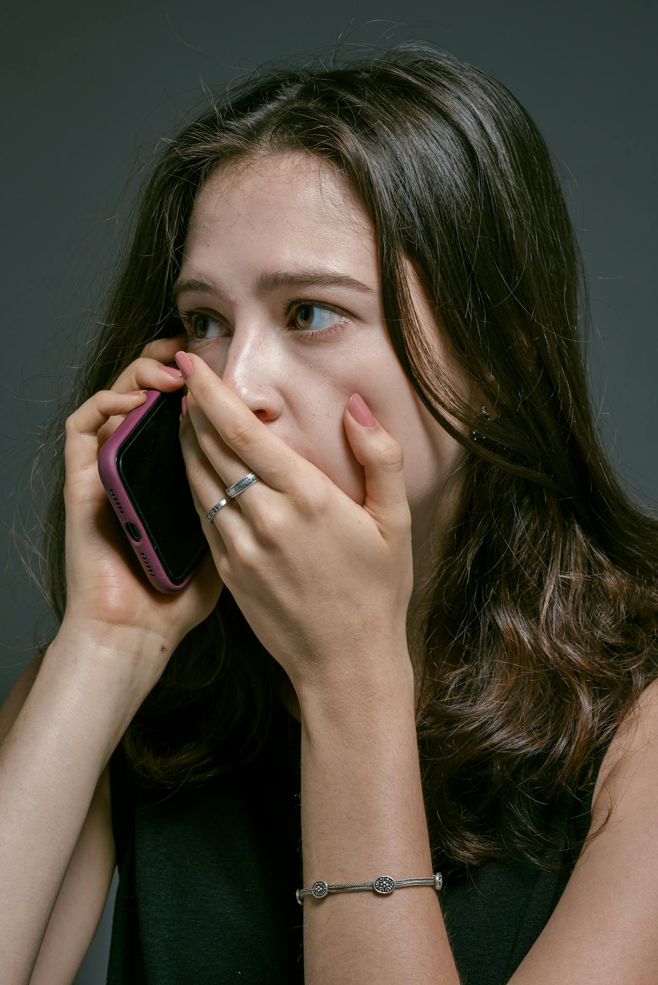 Une femme en détresse qui parle au téléphone | Source : Pexels