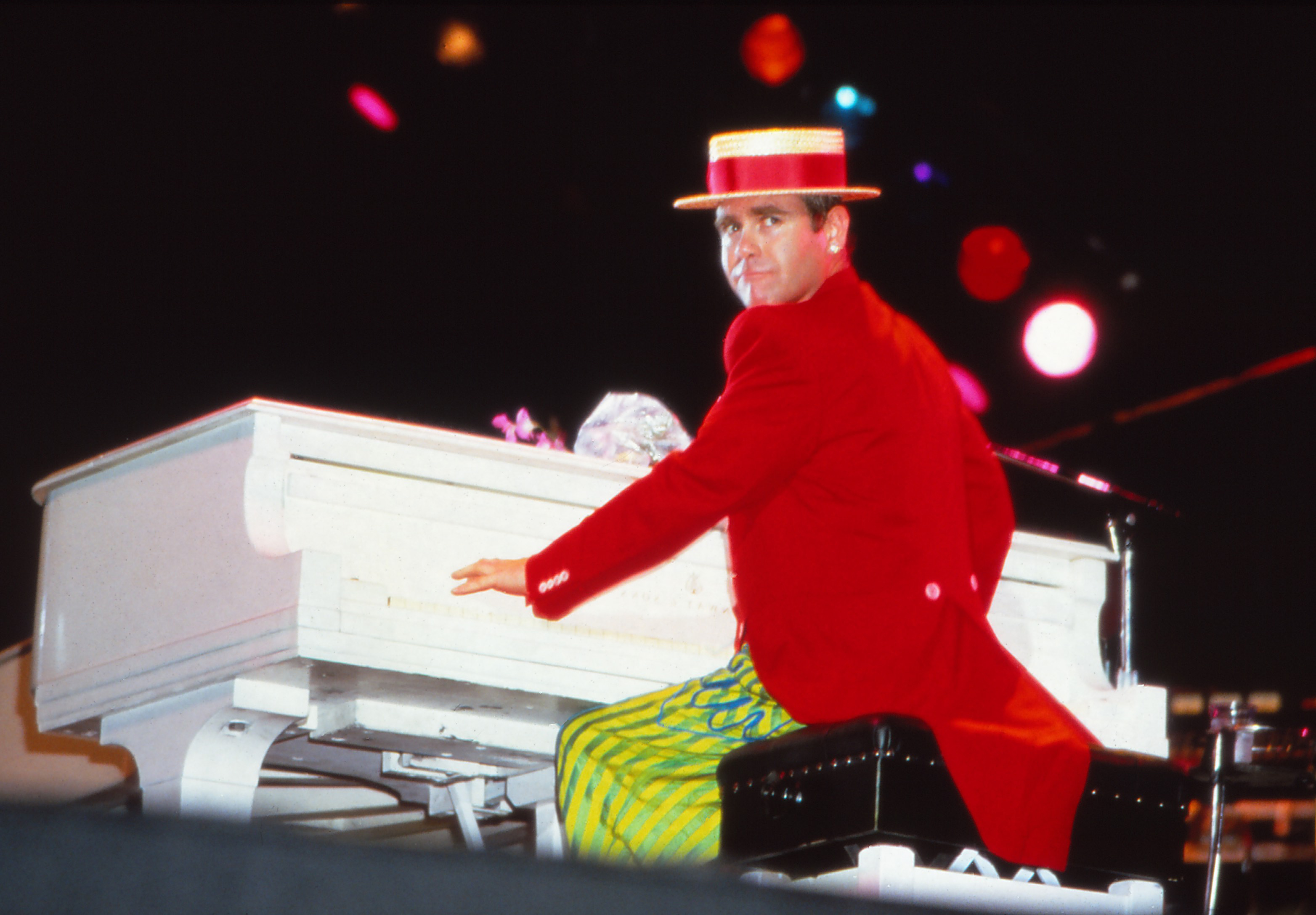 Elton John se produit pendant sa tournée "Breaking Hearts" le 28 août 1984 à San Francisco. | Source : Getty Images