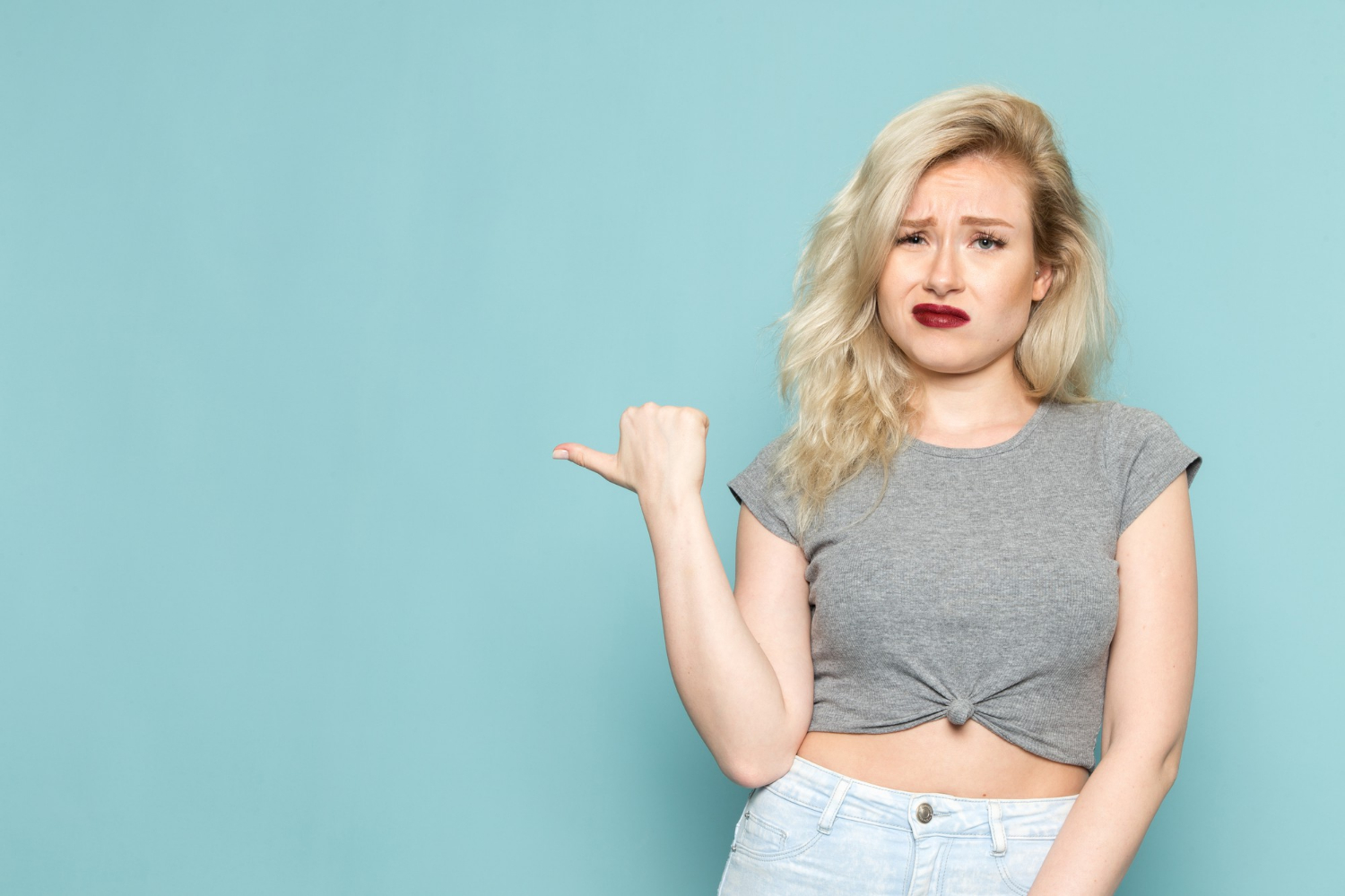 Une jeune femme qui semble mécontente | Source : Freepik