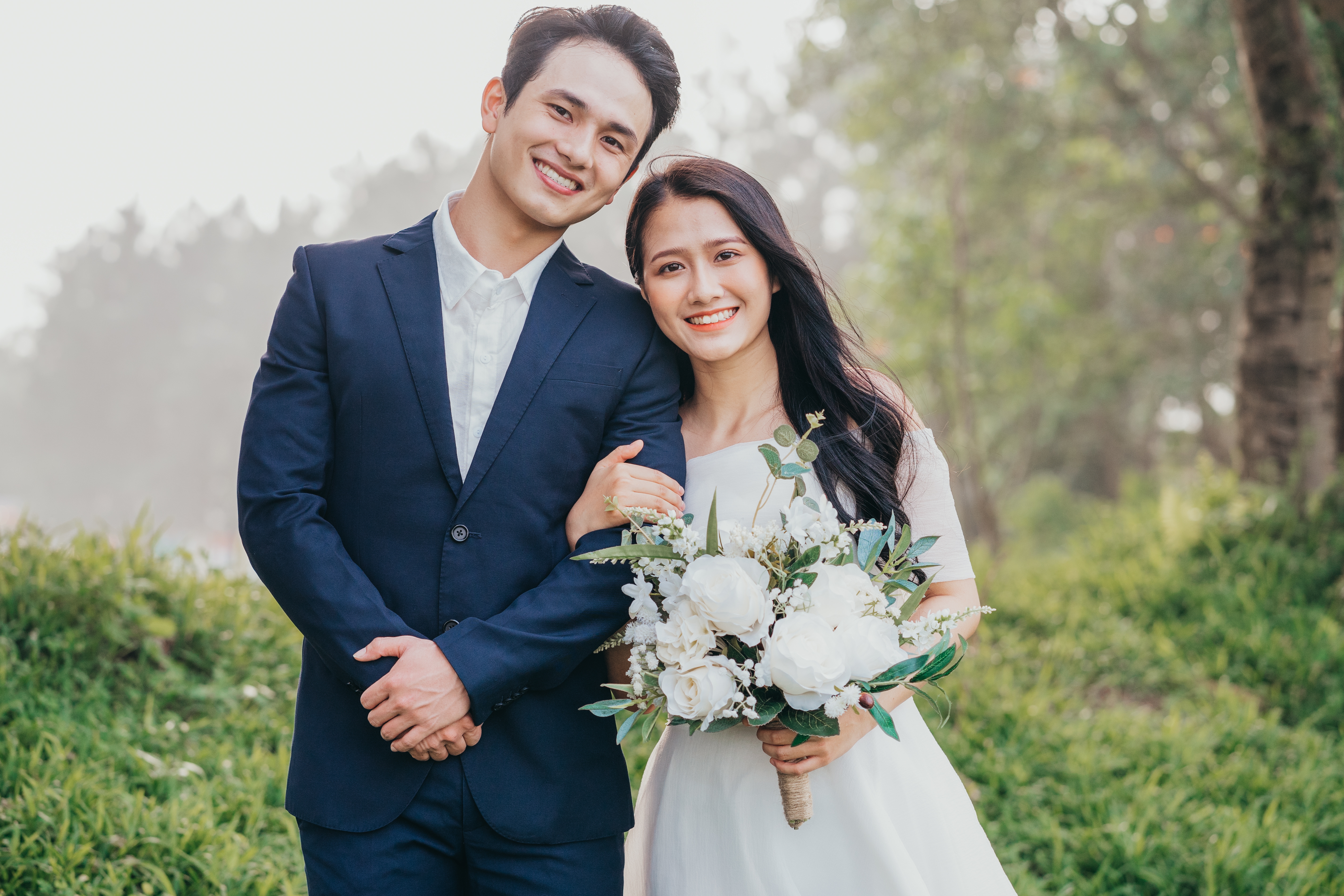 Un jeune couple asiatique le jour de son mariage | Source : Shutterstock