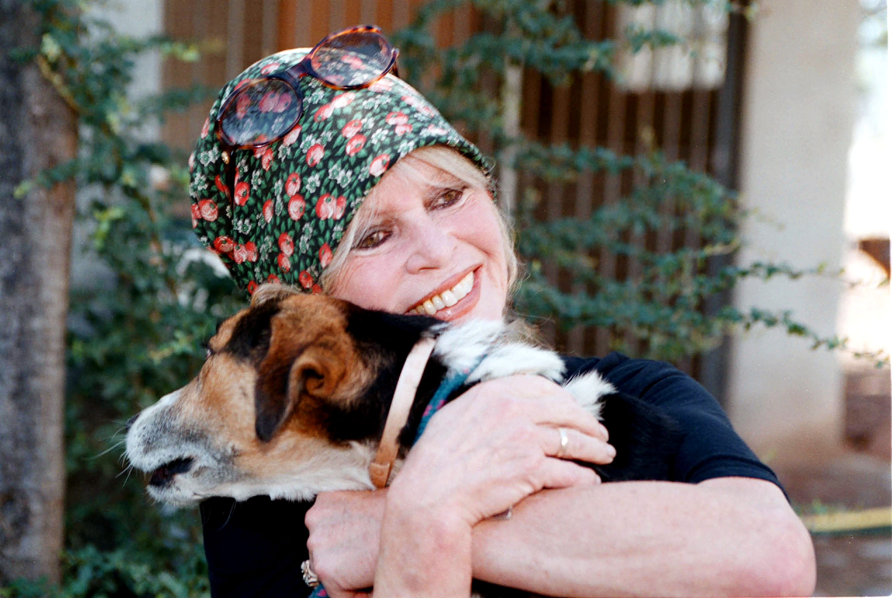 Brigitte Bardot serre un chien dans ses bras le 7 octobre 2001 à Paris, France. | Source : Getty Images