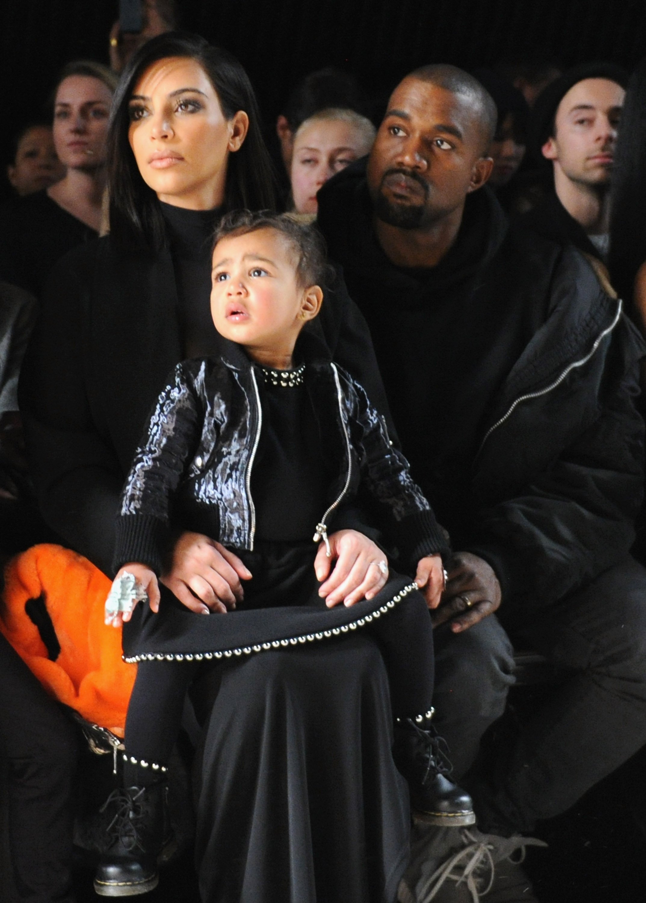 Kim Kardashian, North West et Kanye West assistent au défilé de mode Alexander Wang pendant la semaine de mode Mercedes-Benz automne 2015 au Pier 94 le 14 février 2015 à New York. | Source : Getty Images.