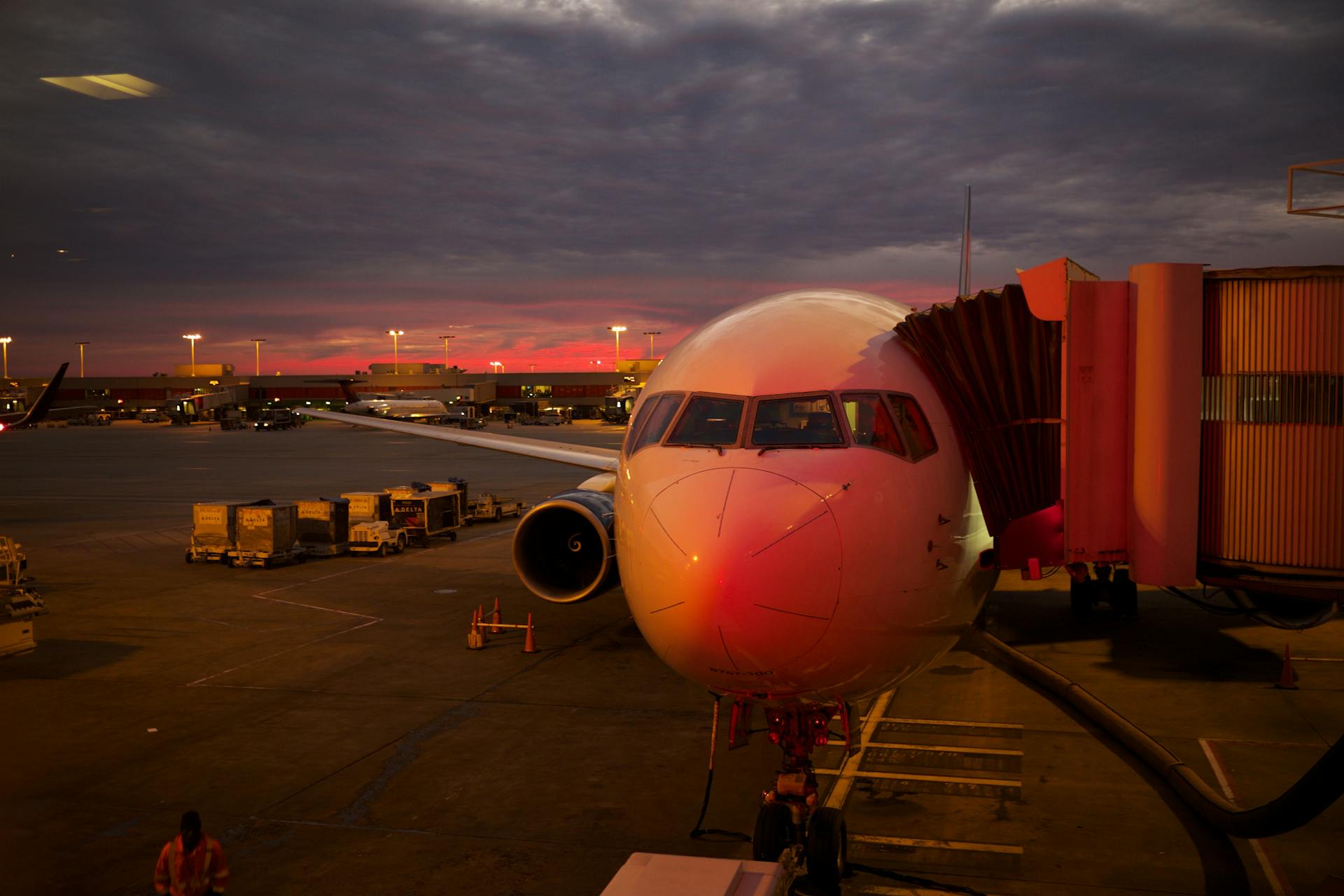 Un avion garé à l'aéroport la nuit | Source : Pexels