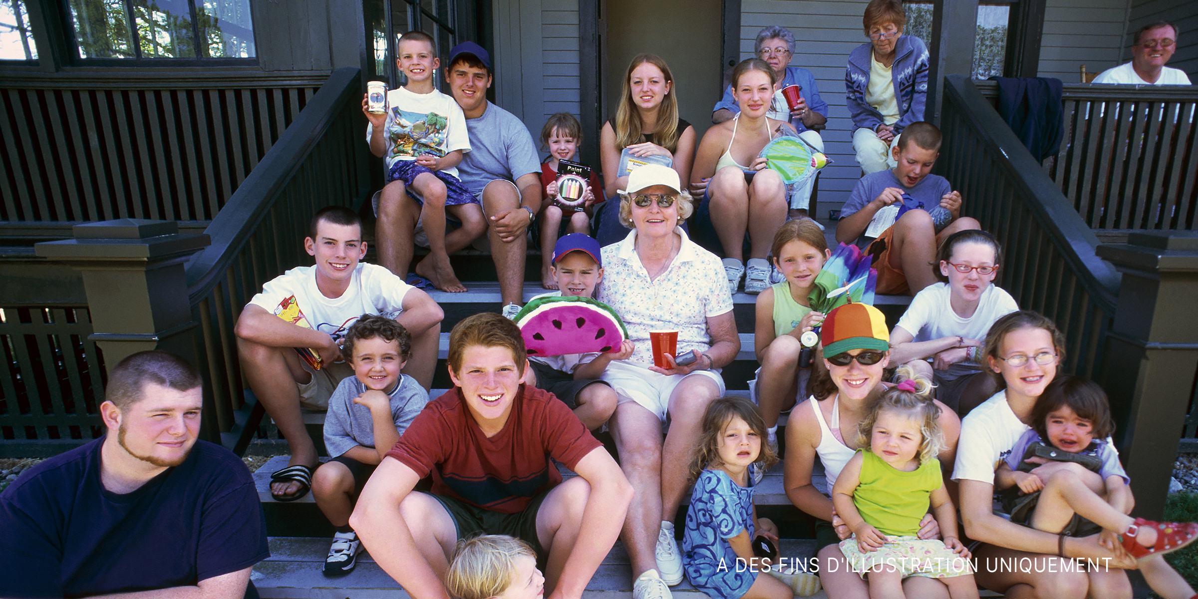 Des gens heureux assis sous un porche. | Source : Getty Images