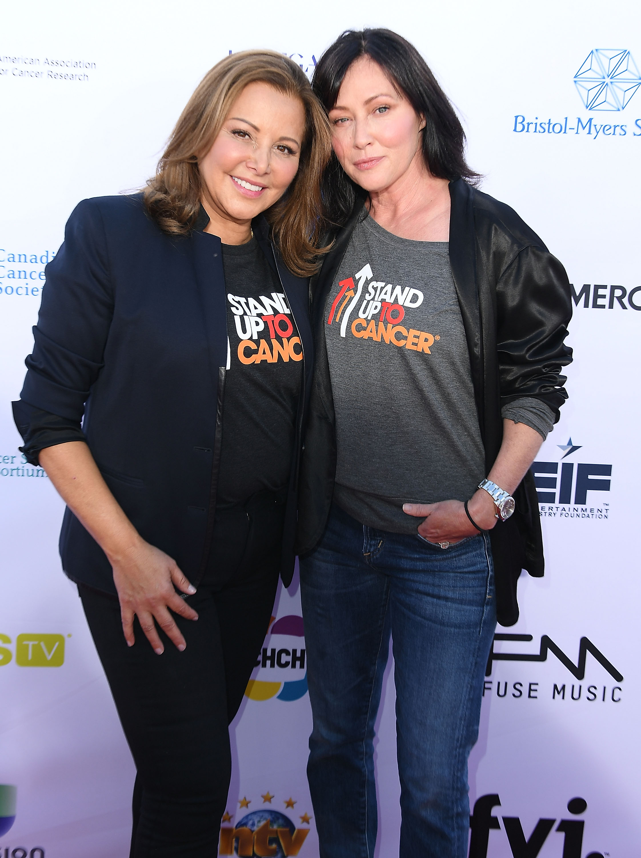 L'invitée et Shannen Doherty arrivent à l'événement Stand Up To Cancer Marks 10 Years Of Impact In Cancer Research à Santa Monica, en Californie, le 7 septembre 2018. | Source : Getty Images