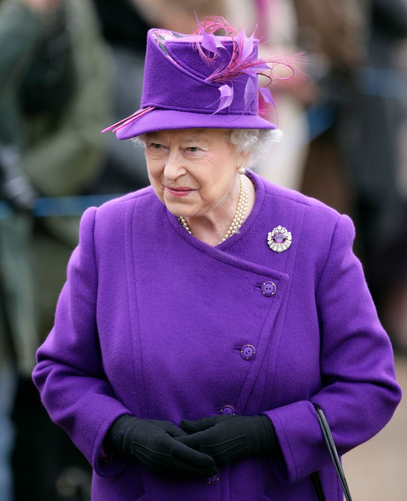 La reine Elizabeth II assiste à un service religieux à l'occasion du 59e anniversaire de son accession au trône, à l'église St Peter and St Paul de West Newton, le 6 février 2011 à King's Lynn, en Angleterre. | Photo : Getty Images