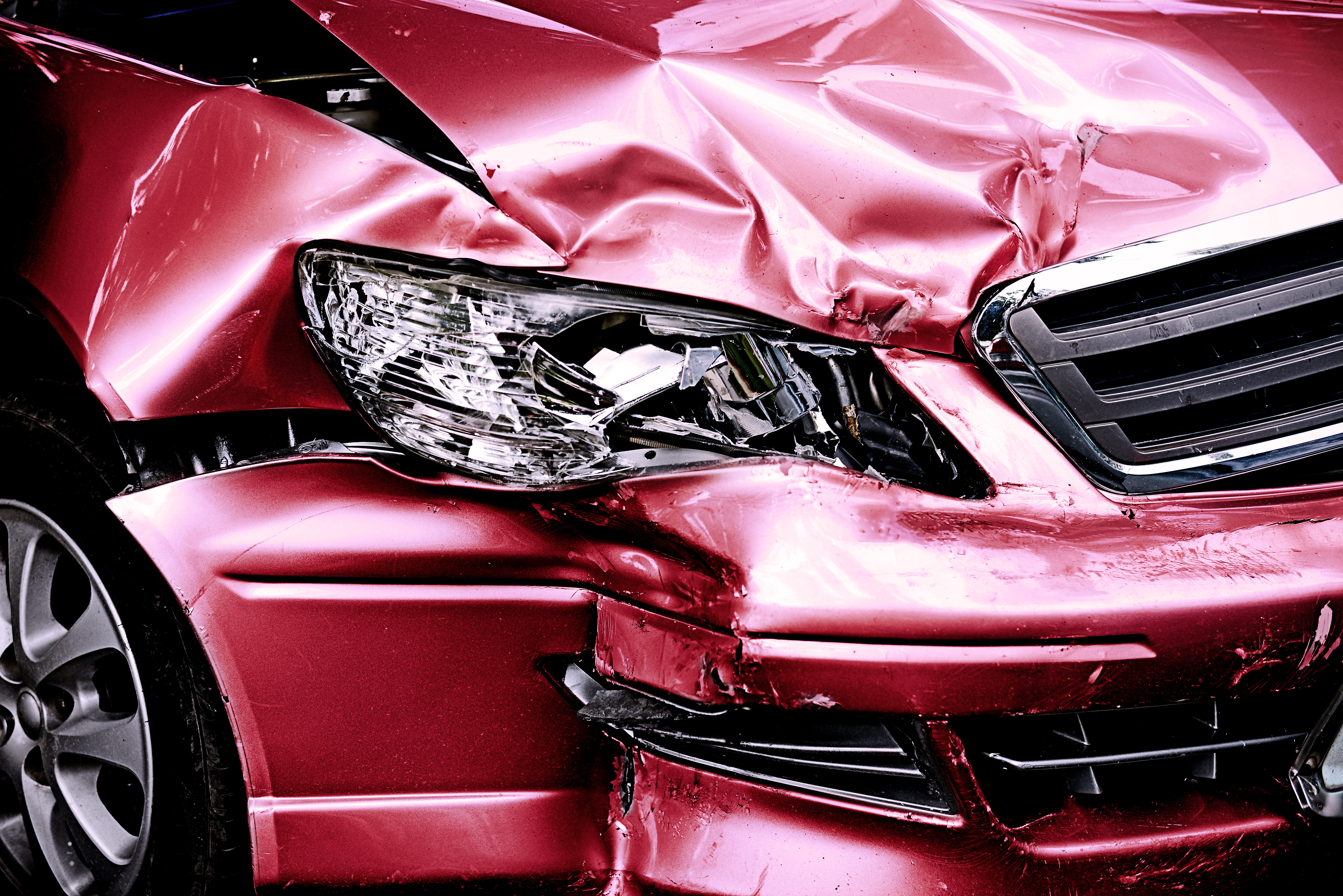 Automóvil rojo después de chocar | Fuente: Shutterstock.com