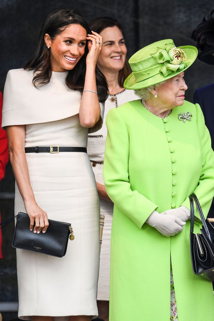 La reine Elizabeth II avec Meghan, duchesse du Sussex et  Samantha Cohen, à l’ouverture de la passerelle de la Mersey | Getty Images