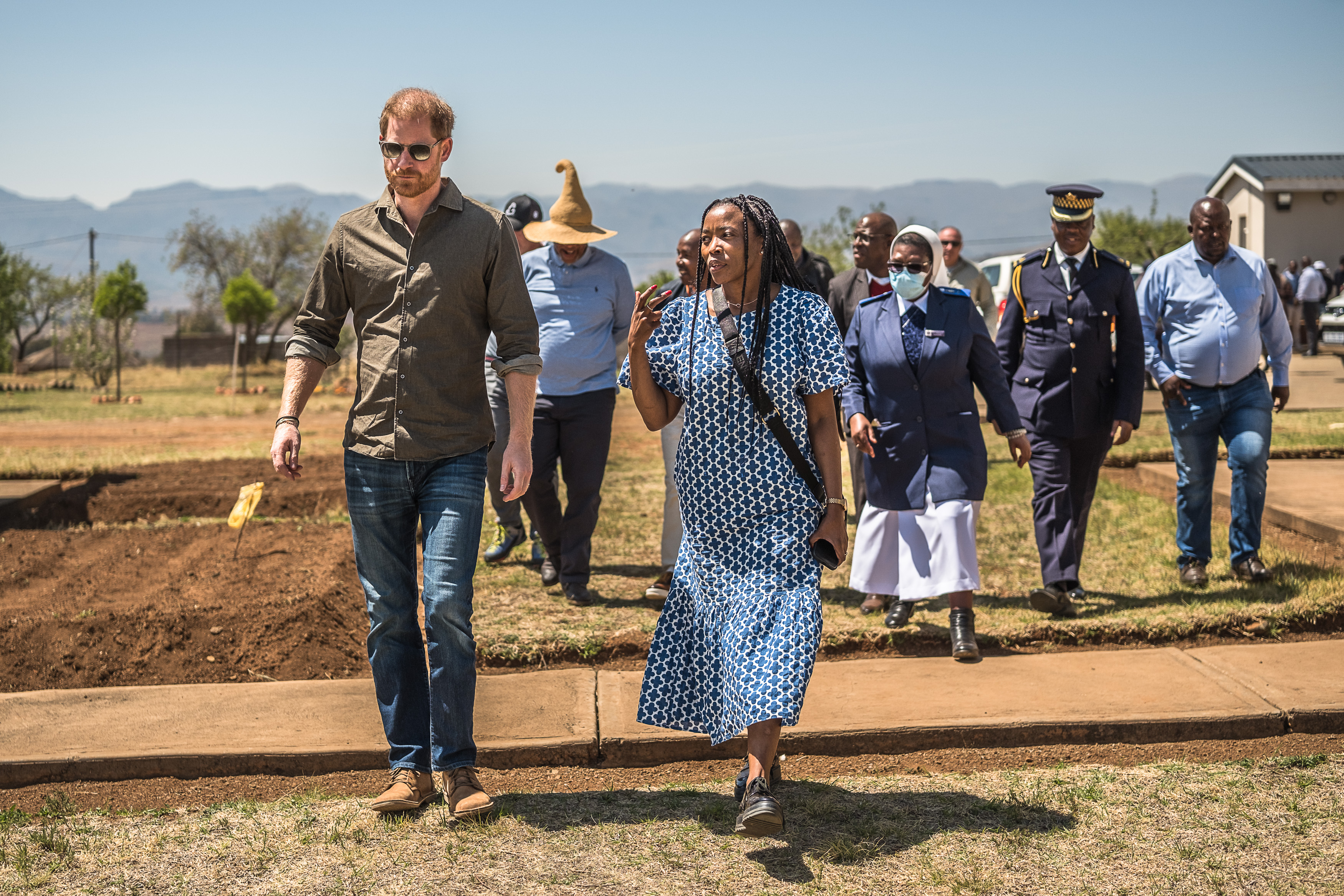 Le prince Harry, duc de Sussex, et Ntoli Moletsane, directeur national du Lesotho, arrivent à un événement spécial de Sentebale pour visiter l'établissement de santé de Pointmain le 2 octobre 2024 | Source : Getty Images