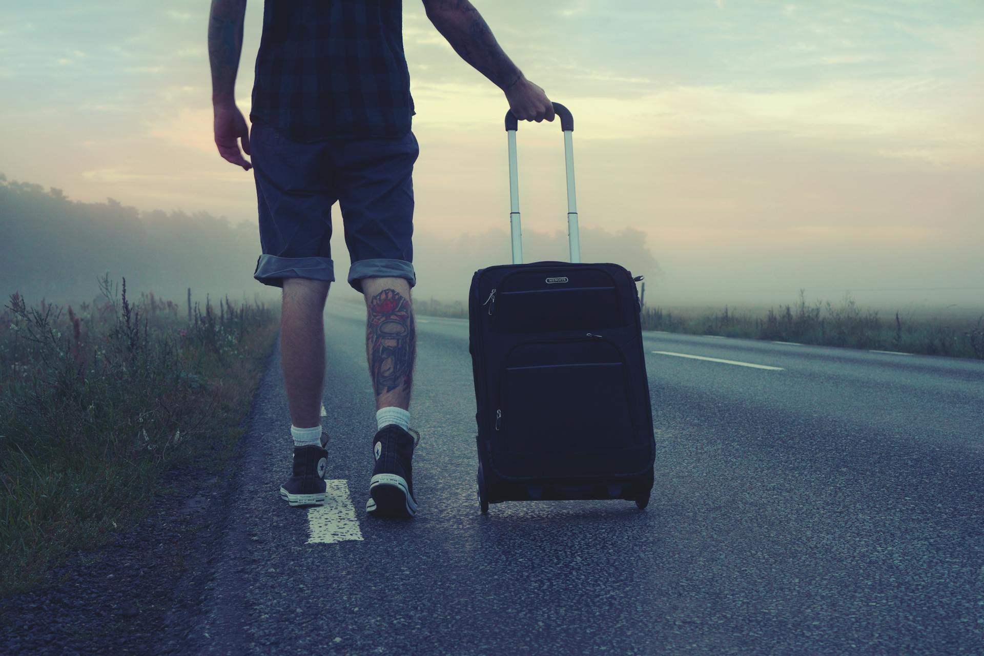 Un homme avec une valise | Source : Pexels