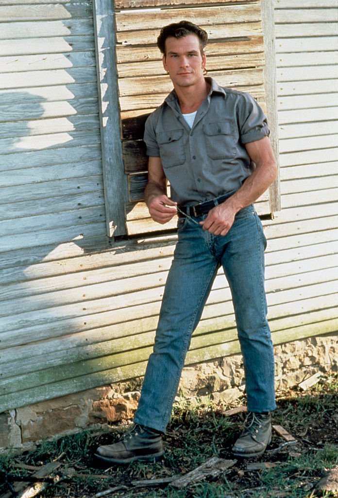 L'acteur américain Patrick Swayze sur le plateau de The Outsiders. | Photo : Getty Images