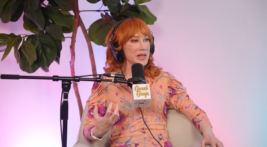 Kathy Griffin prend la parole lors de son passage à l'émission « Good Guys » podcast, dans un épisode publié le 10 novembre 2025. | Source : YouTube/Josh Peck