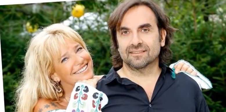 André Manoukian aux côtés de sa femme Stéphanie. l Source : YouTube/ Celebrity News