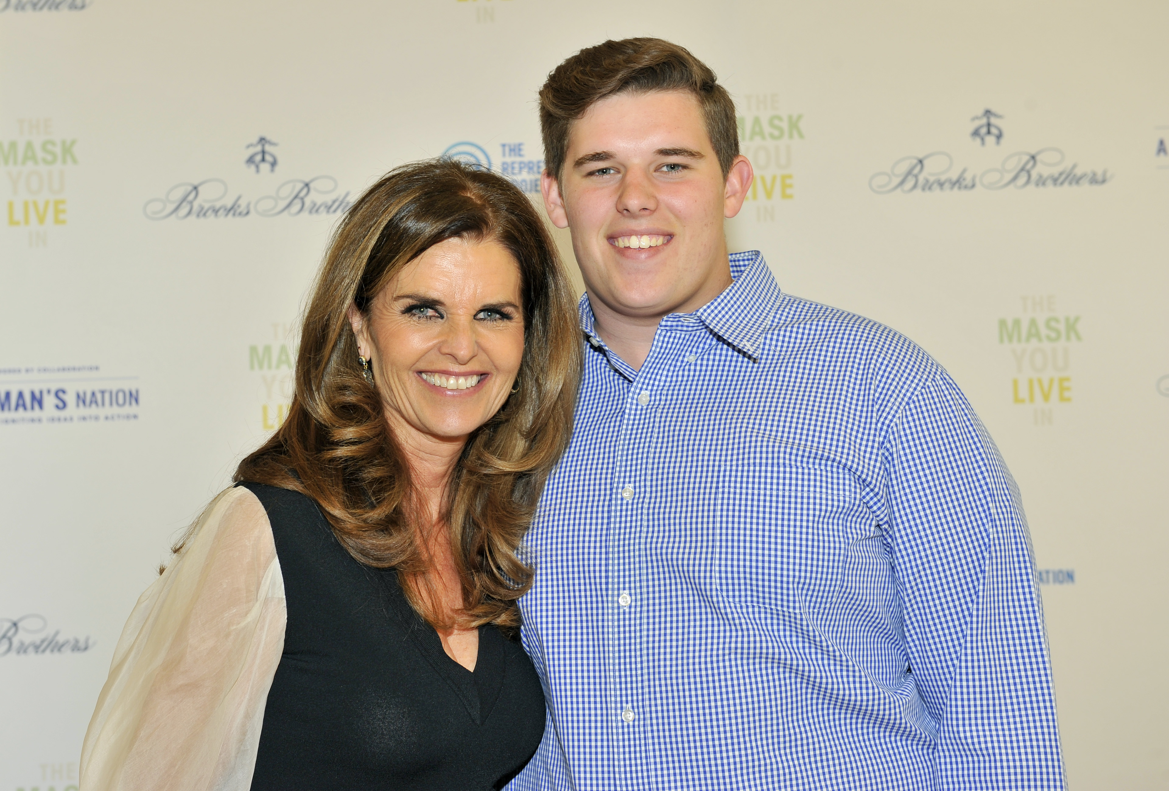 Christopher apparaît à la première de "The Mask You Live In" à Los Angeles avec sa mère, Maria Shriver, en avril 2015. Vêtu d'une chemise bleue à carreaux soigneusement repassée, il arbore un large sourire et une coiffure bien coupée.