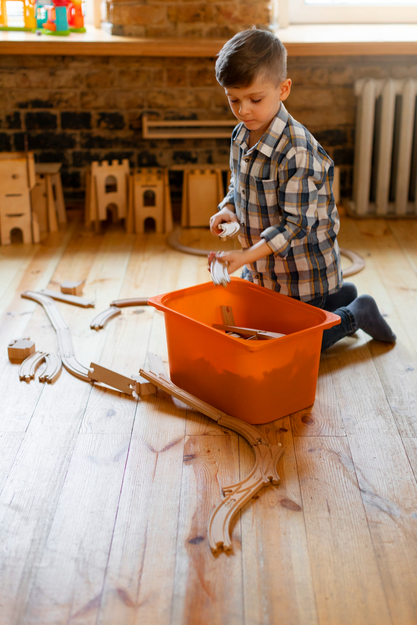 Un petit garçon qui s'amuse avec des jouets en bois | Source : Freepik