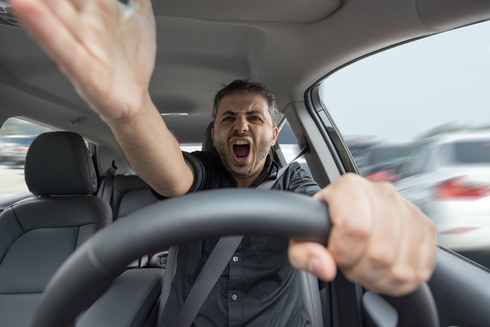 Un homme en colère au volant de son véhicule. | Source : Shutterstock