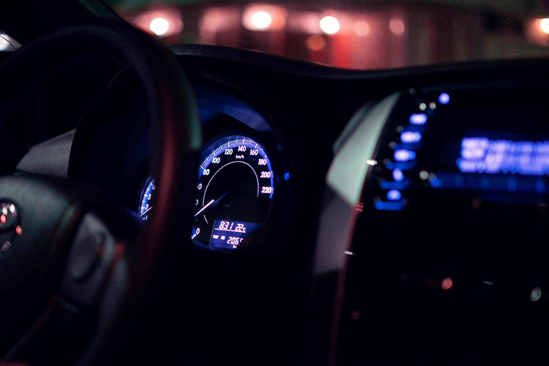 L'intérieur d'une voiture la nuit | Source : Pexels