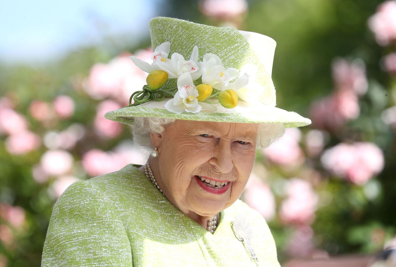 La reine Elizabeth II assiste au cinquième jour de Royal Ascot à l'hippodrome d'Ascot. | Source : Getty Images