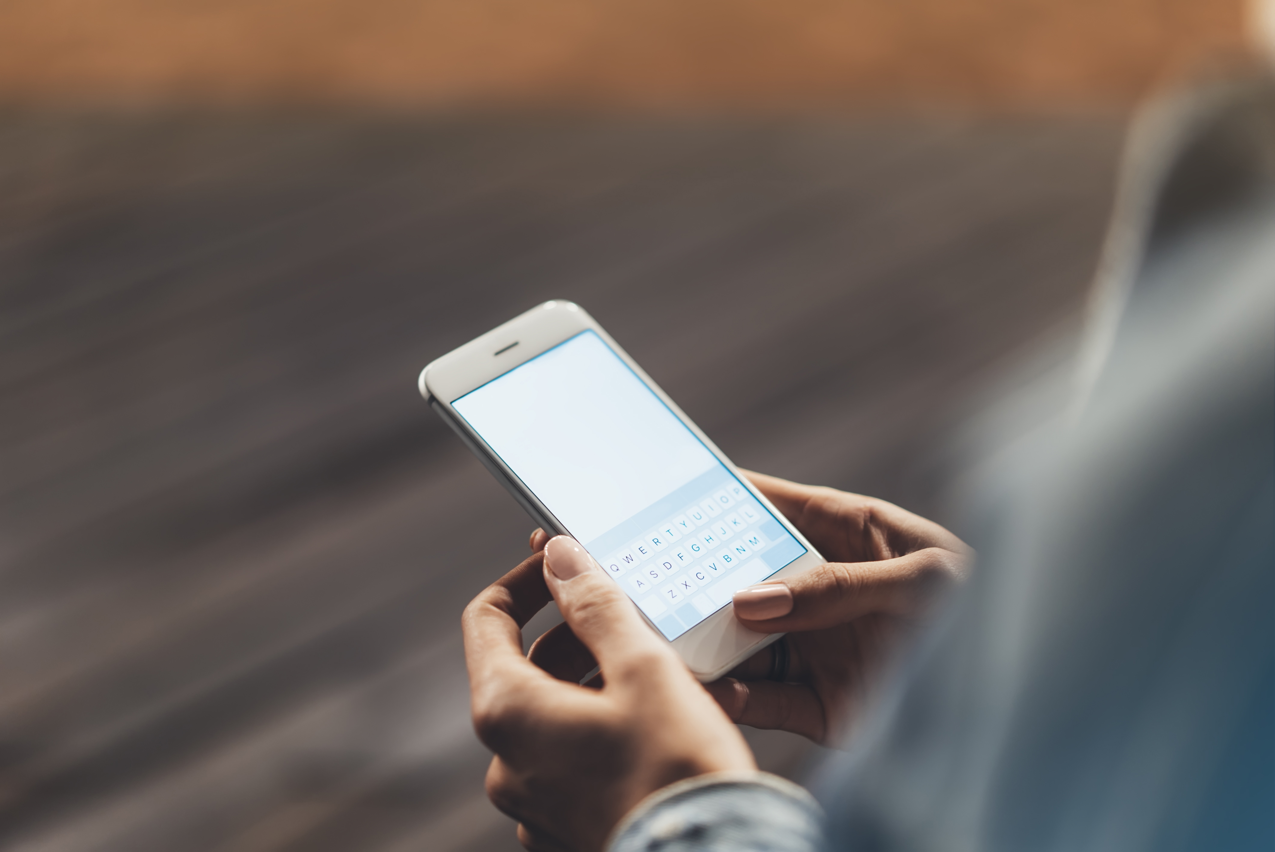 Une personne envoyant un texto à quelqu'un | Source : Shutterstock