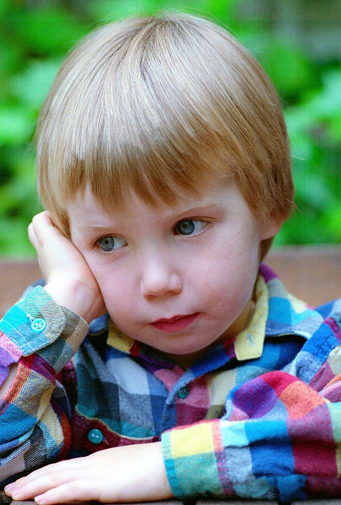 Un enfant malheureux | source : Getty Images