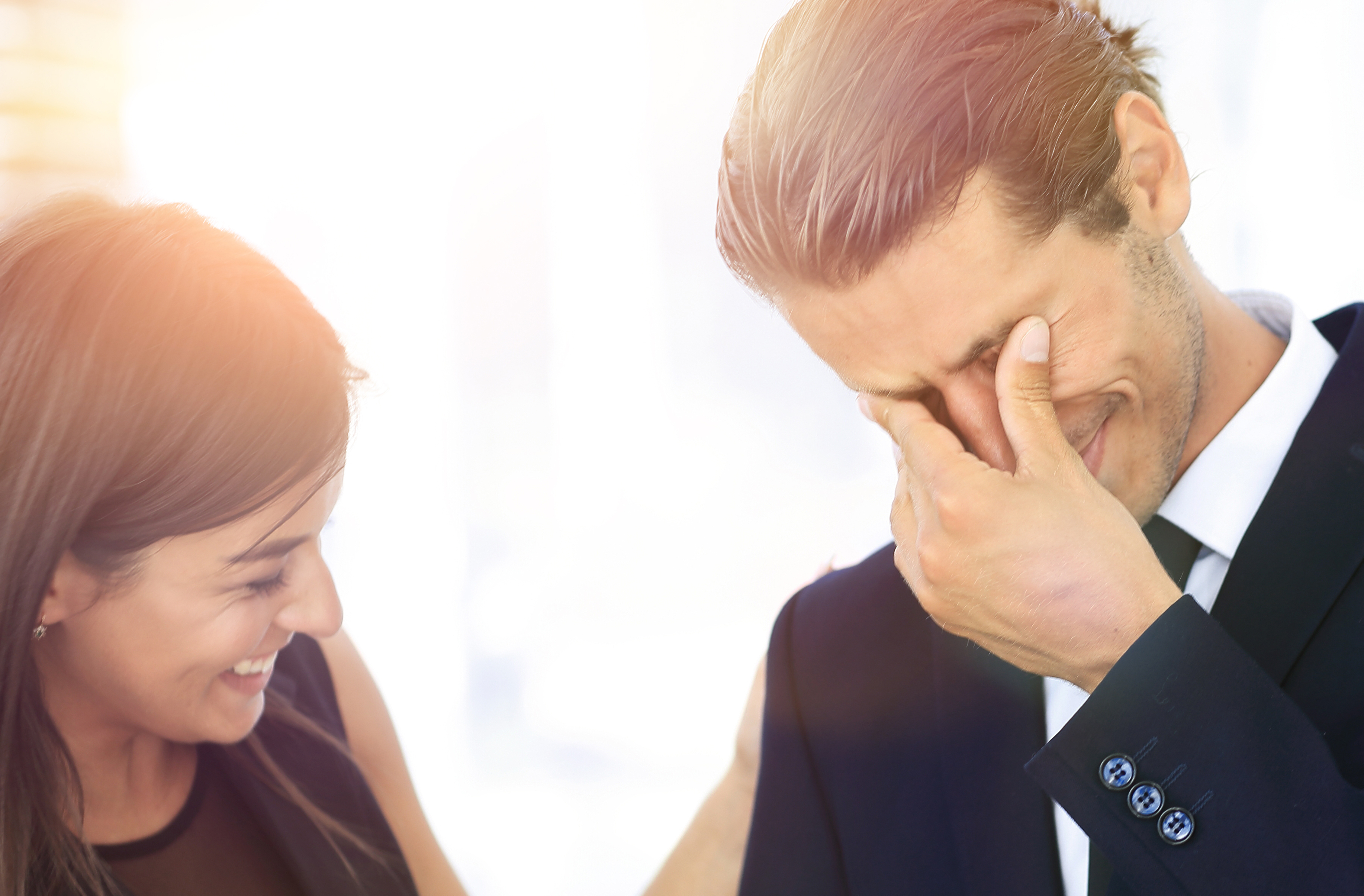 Un homme pleurant des larmes de joie avec sa partenaire | Source : Shutterstock